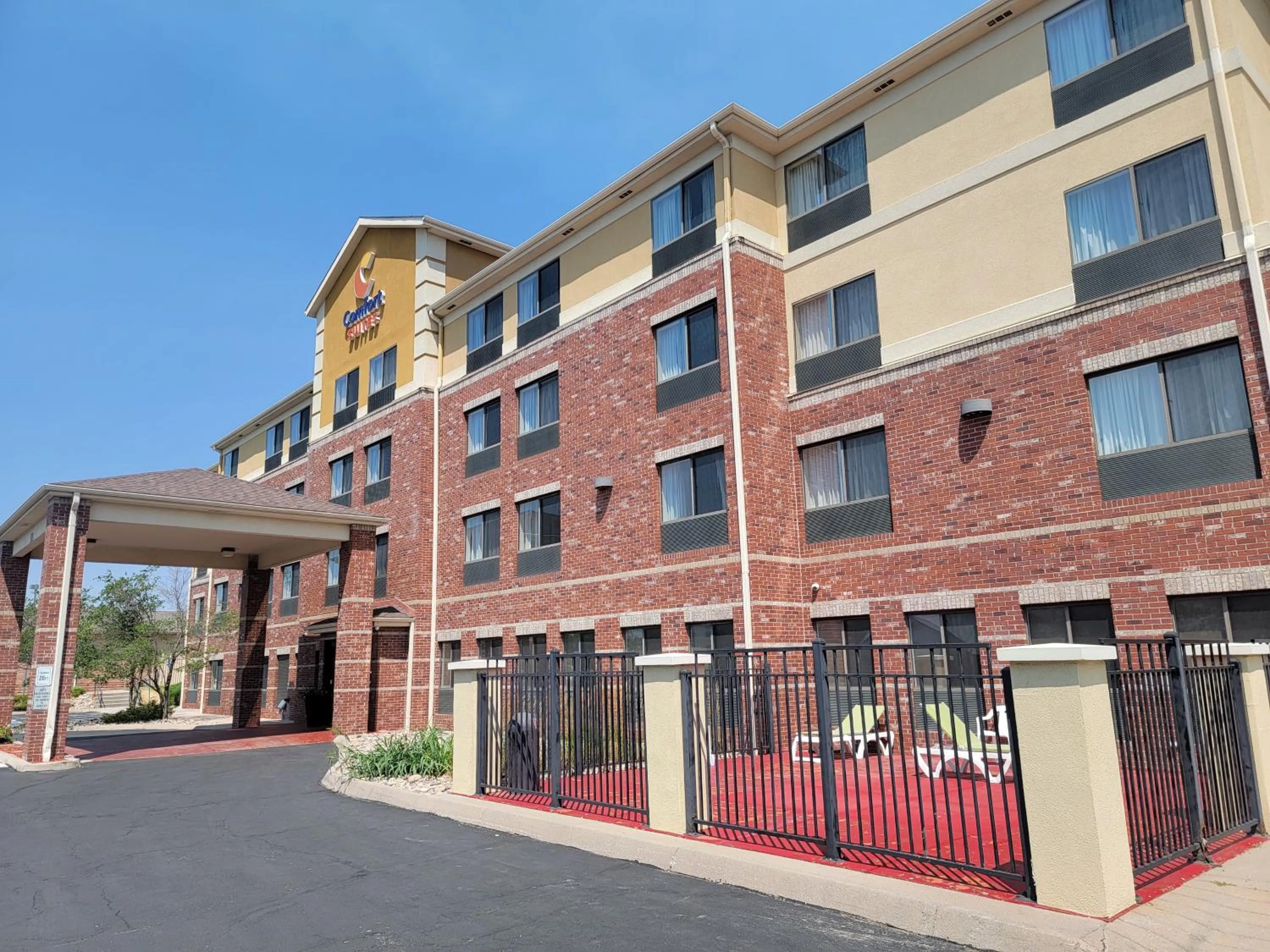 Property building in Comfort Suites Highlands Ranch Denver Tech Center Area