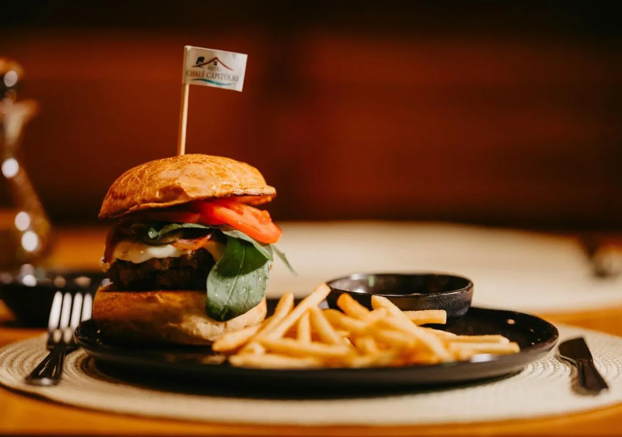 Restaurant/places to eat in Hotel Chalé Capitólio