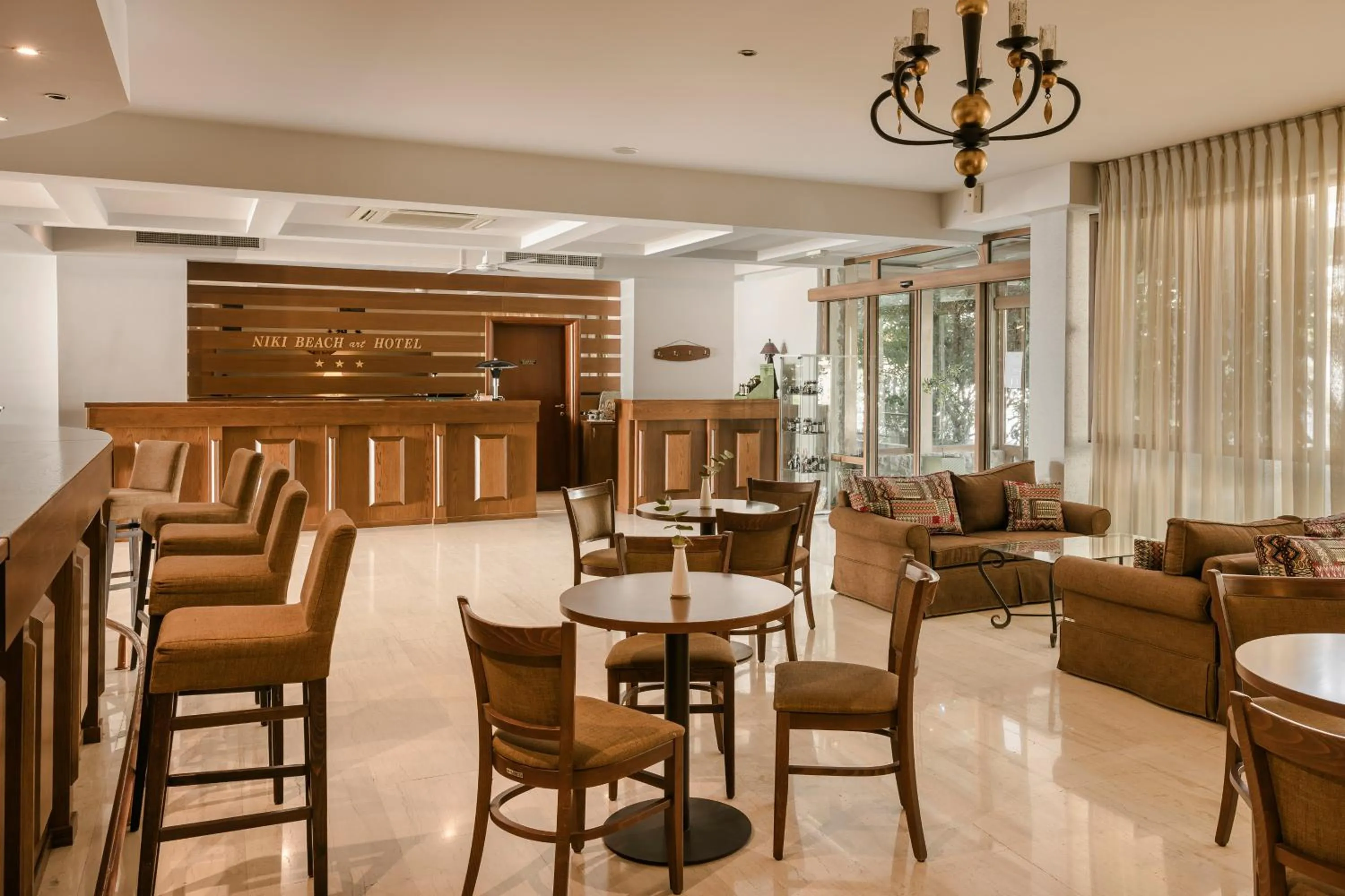 Restaurant/places to eat in Niki Beach Hotel