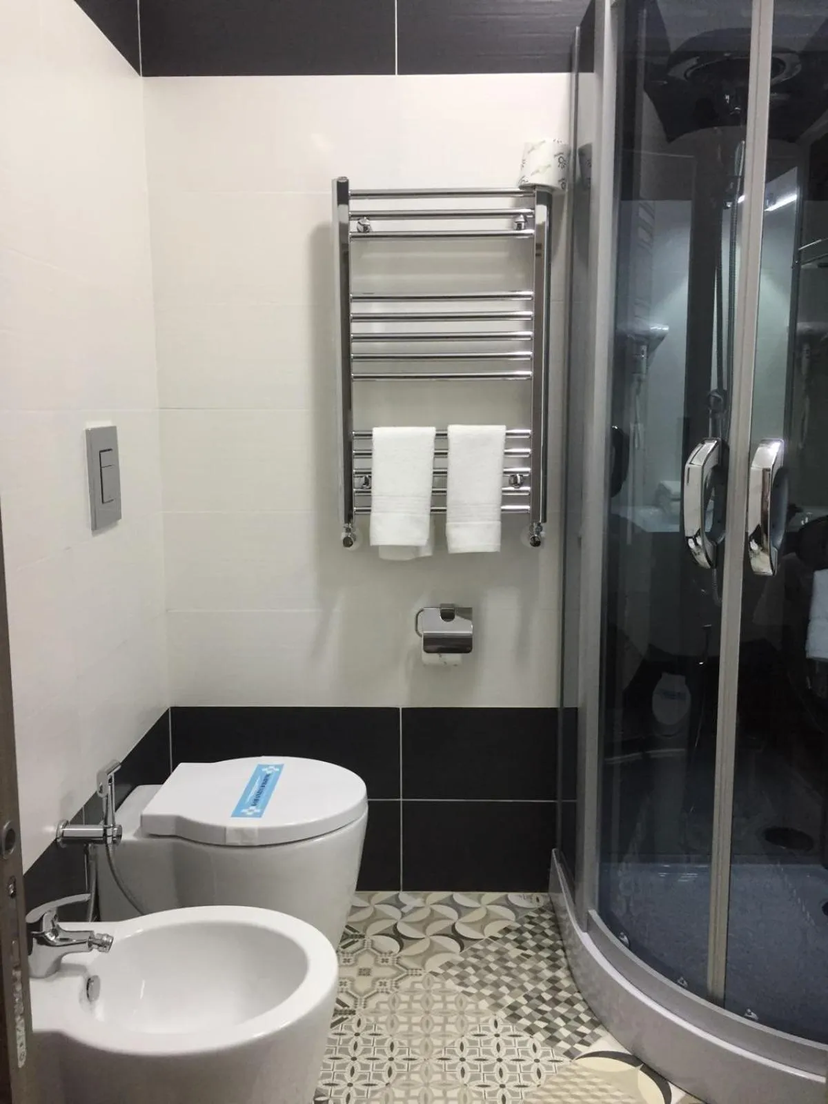 Toilet in MB95 - Mezzocannone Luxurious Bed&Breakfast