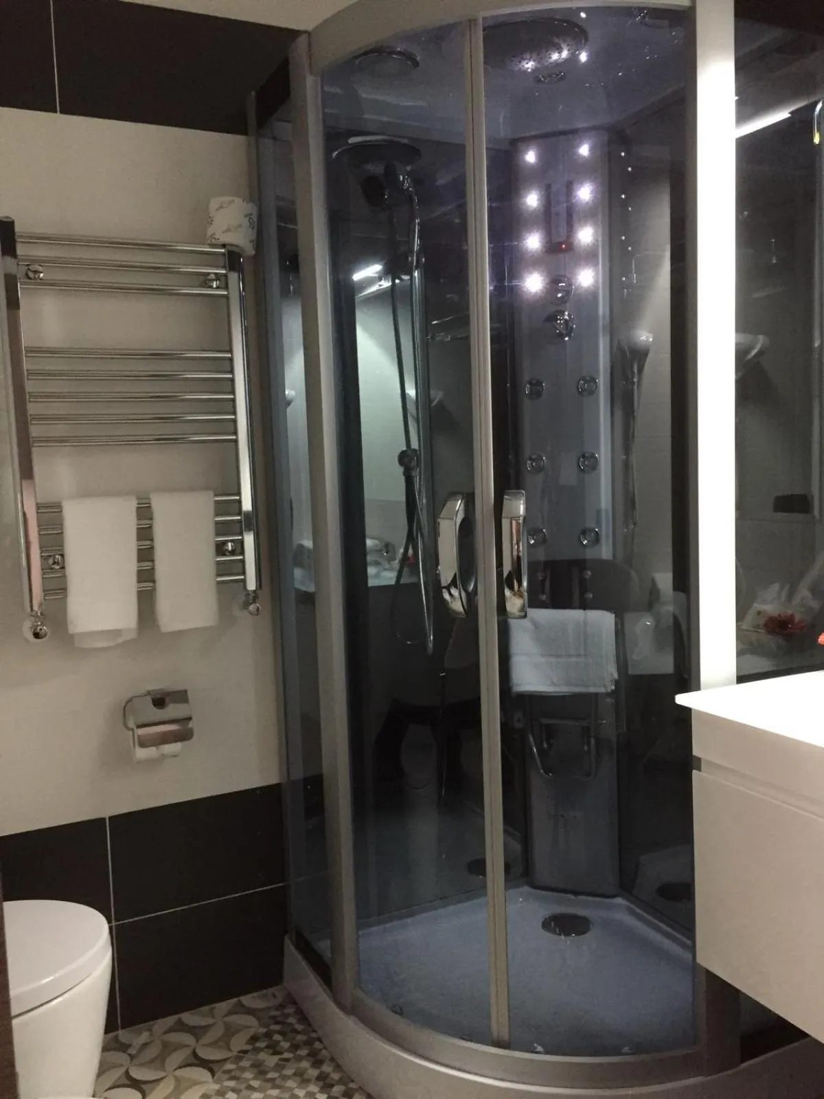 Shower in MB95 - Mezzocannone Luxurious Bed&Breakfast