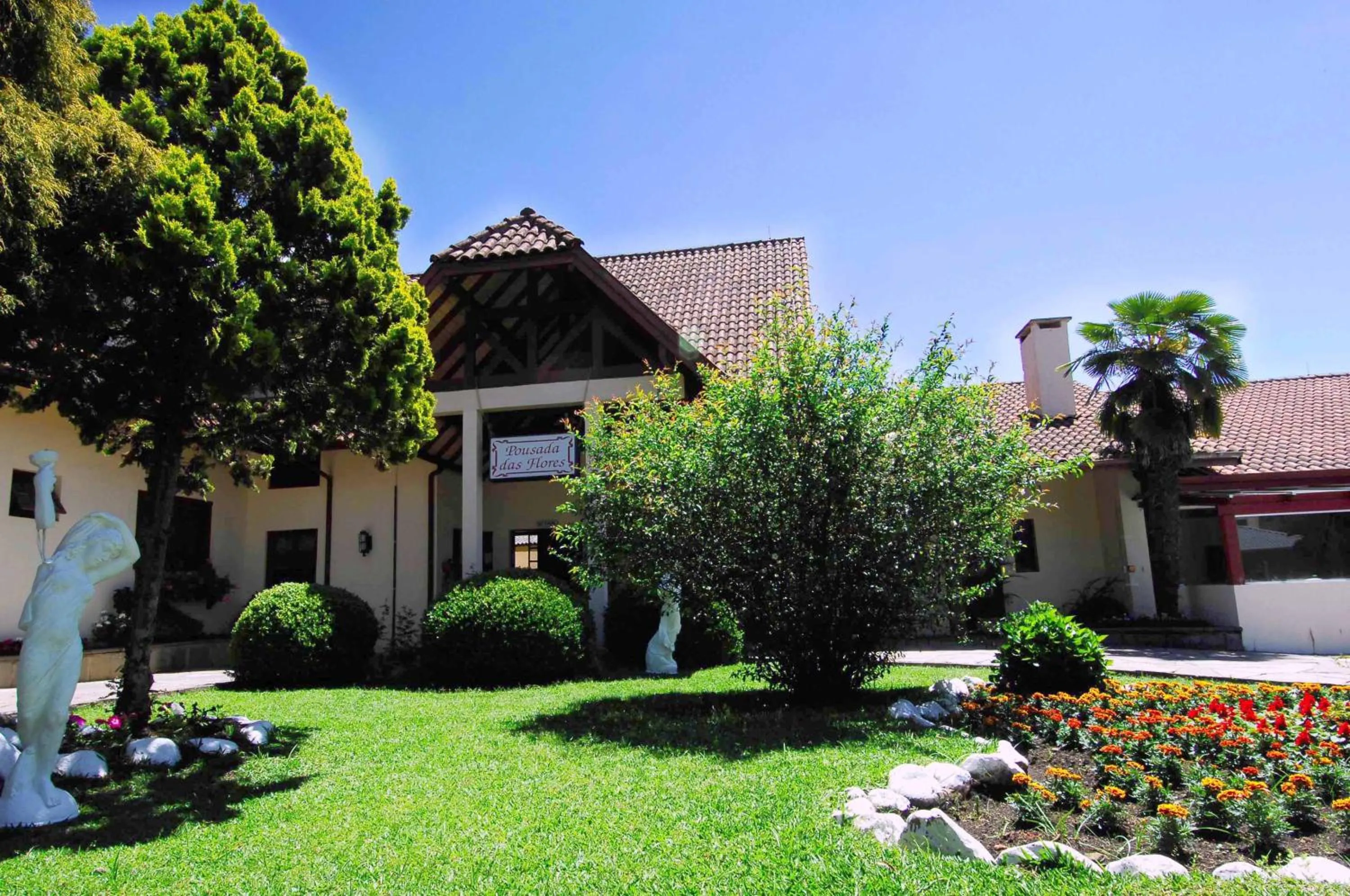 Property building in Hotel Pousada das Flores