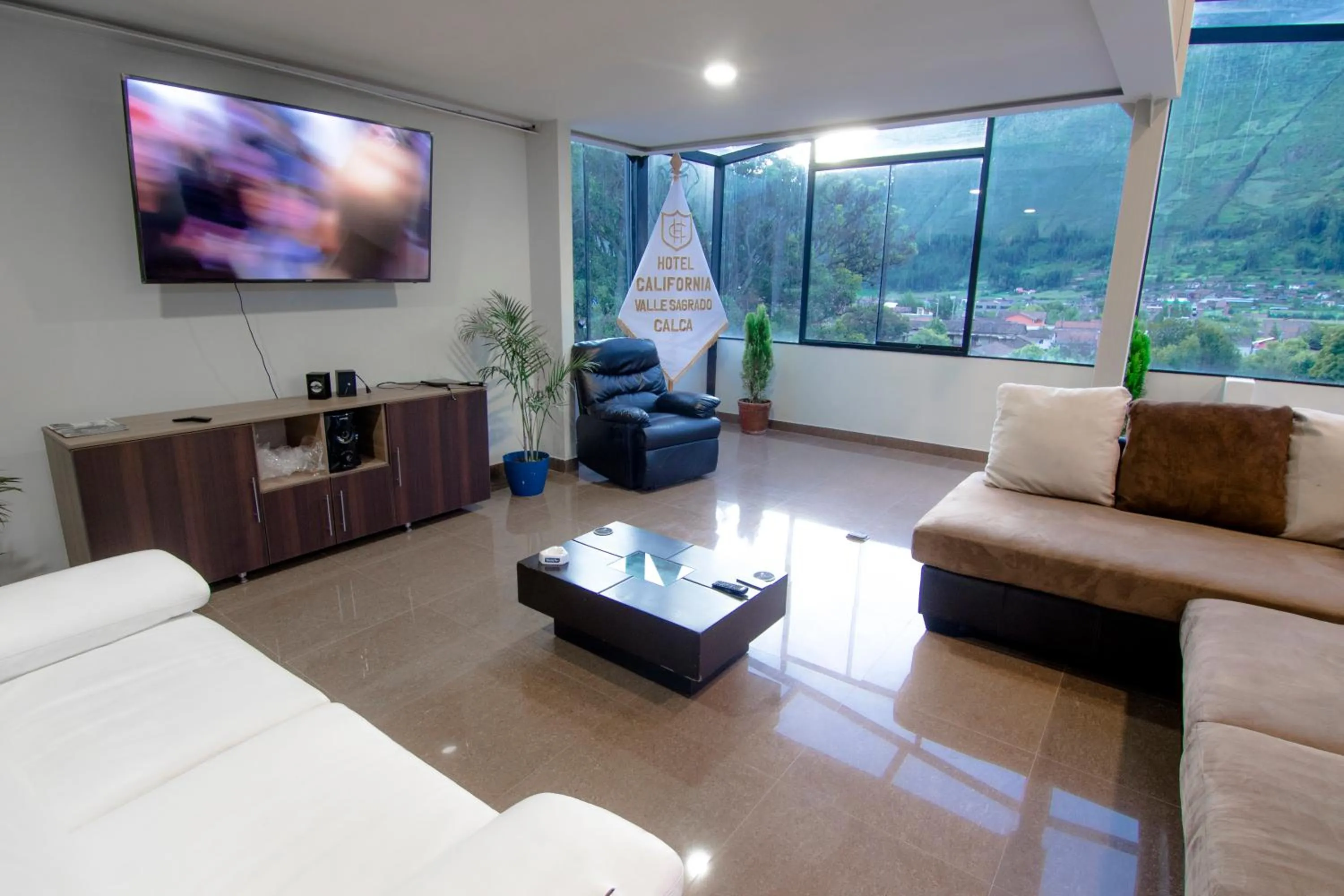 Communal lounge/ TV room in Hotel California Calca