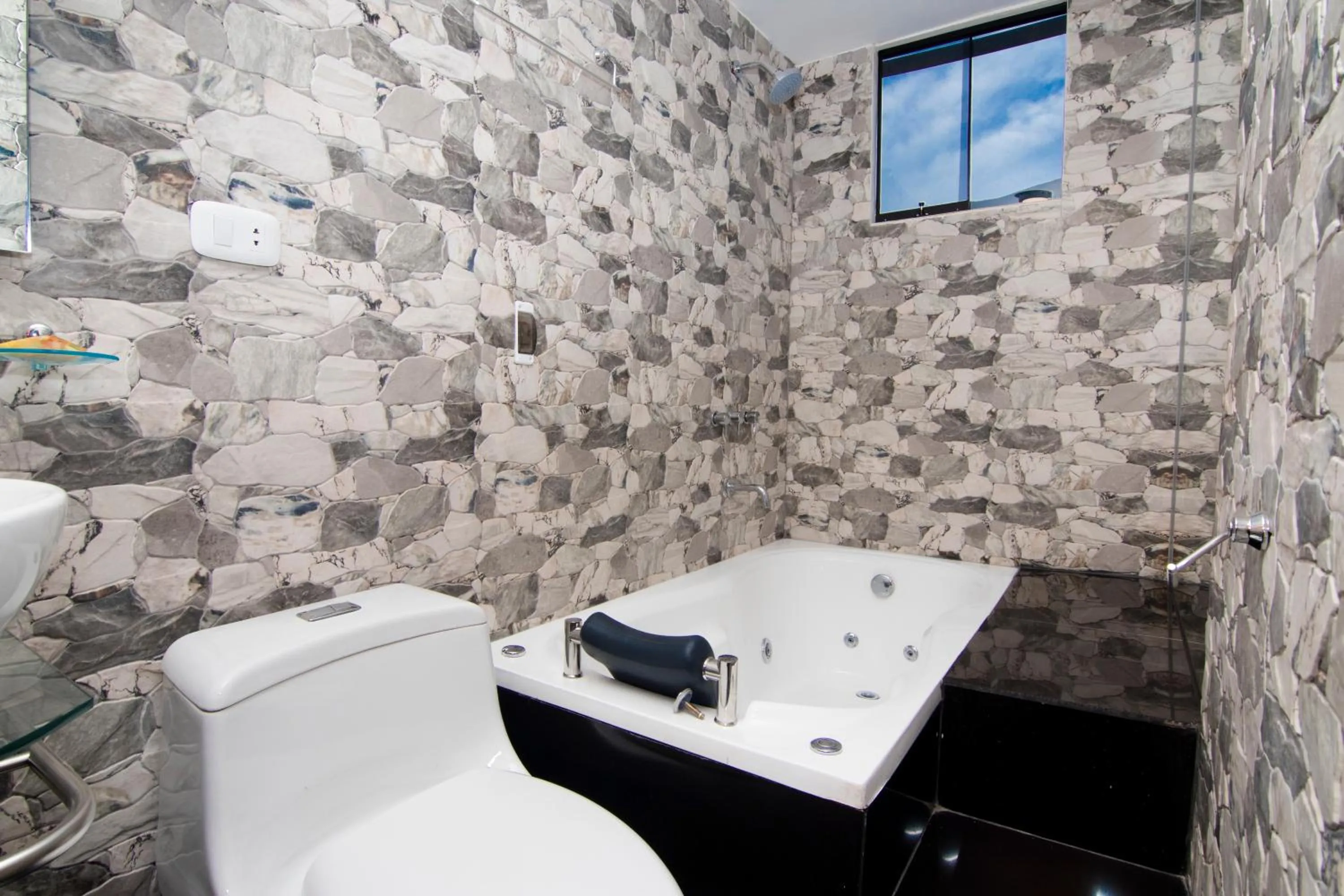 Bathroom in Hotel California Calca