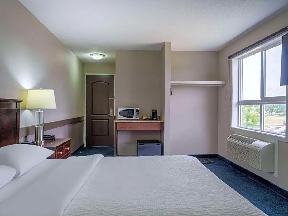 Bed in Travelodge by Wyndham Wetaskiwin