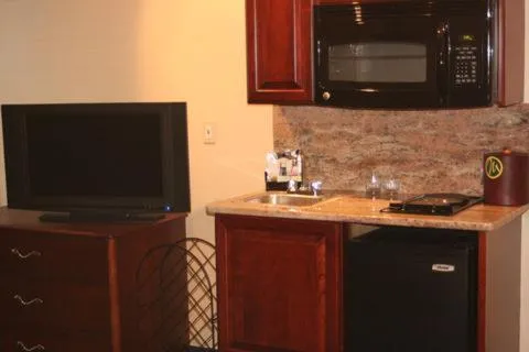 TV and multimedia in Maron Hotel & Suites