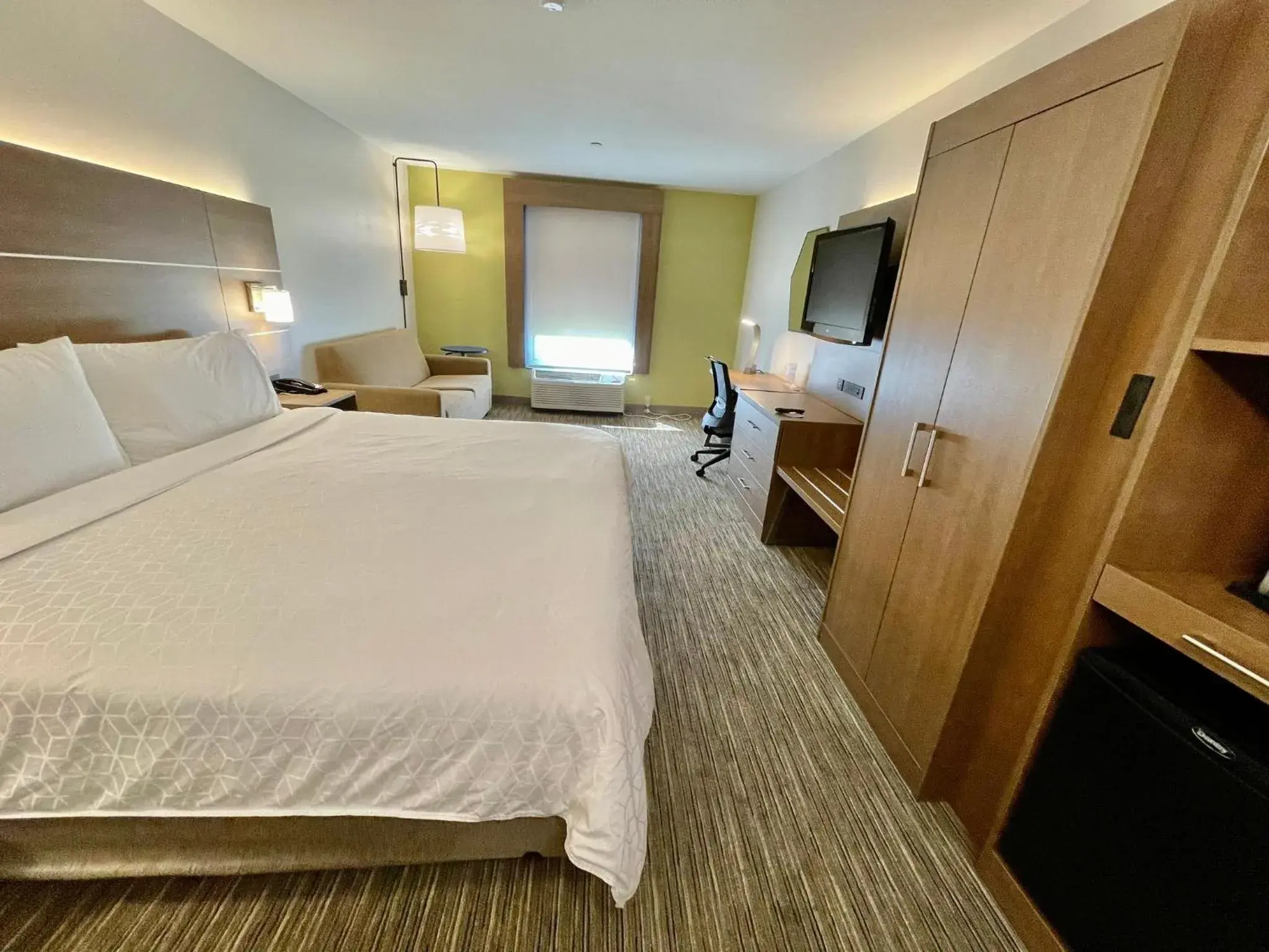 Photo of the whole room, Bed in Holiday Inn Express & Suites Sulphur - Lake Charles by IHG Photo of the whole room, Bed in Holiday Inn Express & Suites Sulphur - Lake Charles by IHG