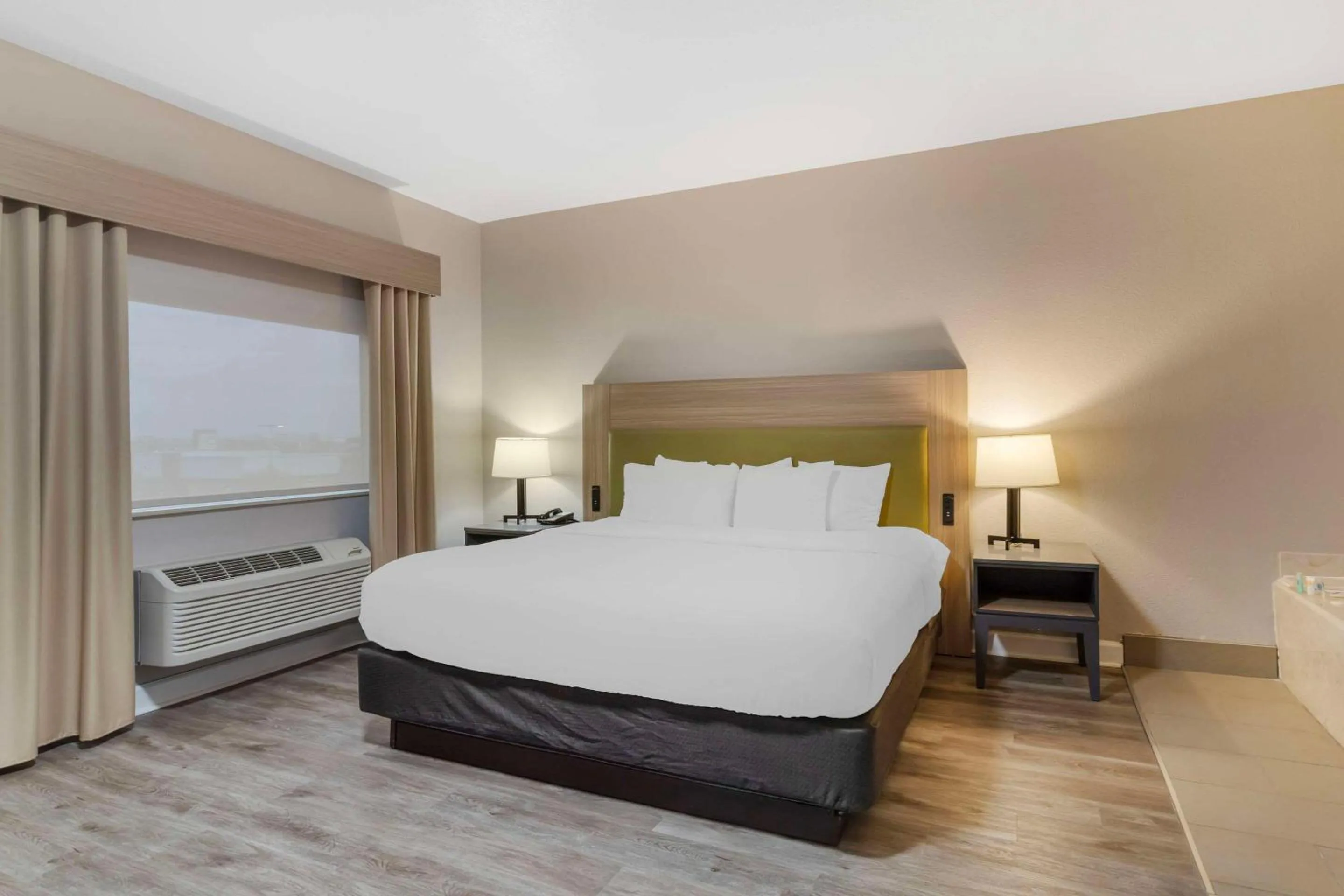 Bedroom, Bed in Comfort Suites Shenandoah-The Woodlands