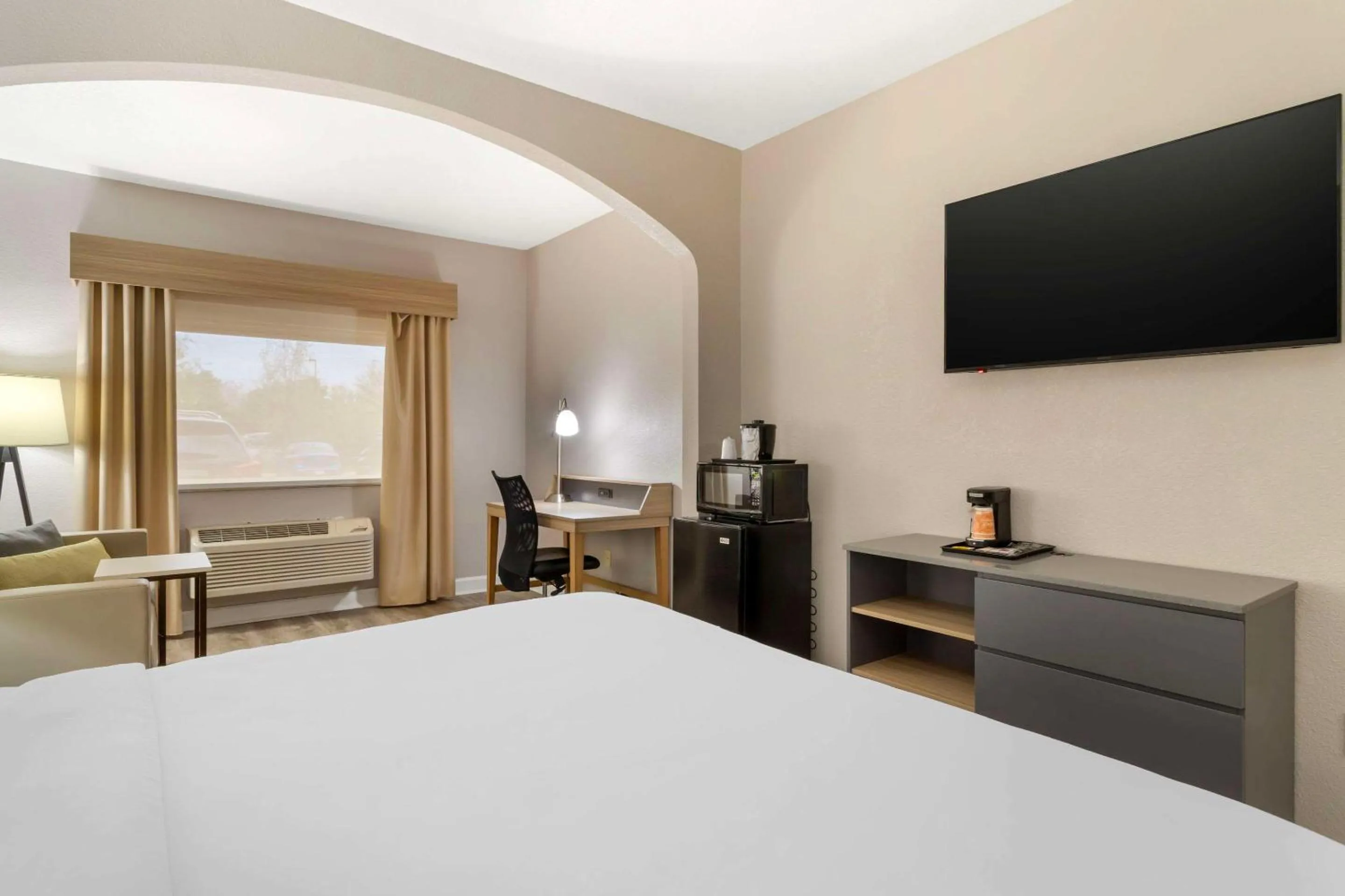 Bedroom, Bed in Comfort Suites Shenandoah-The Woodlands