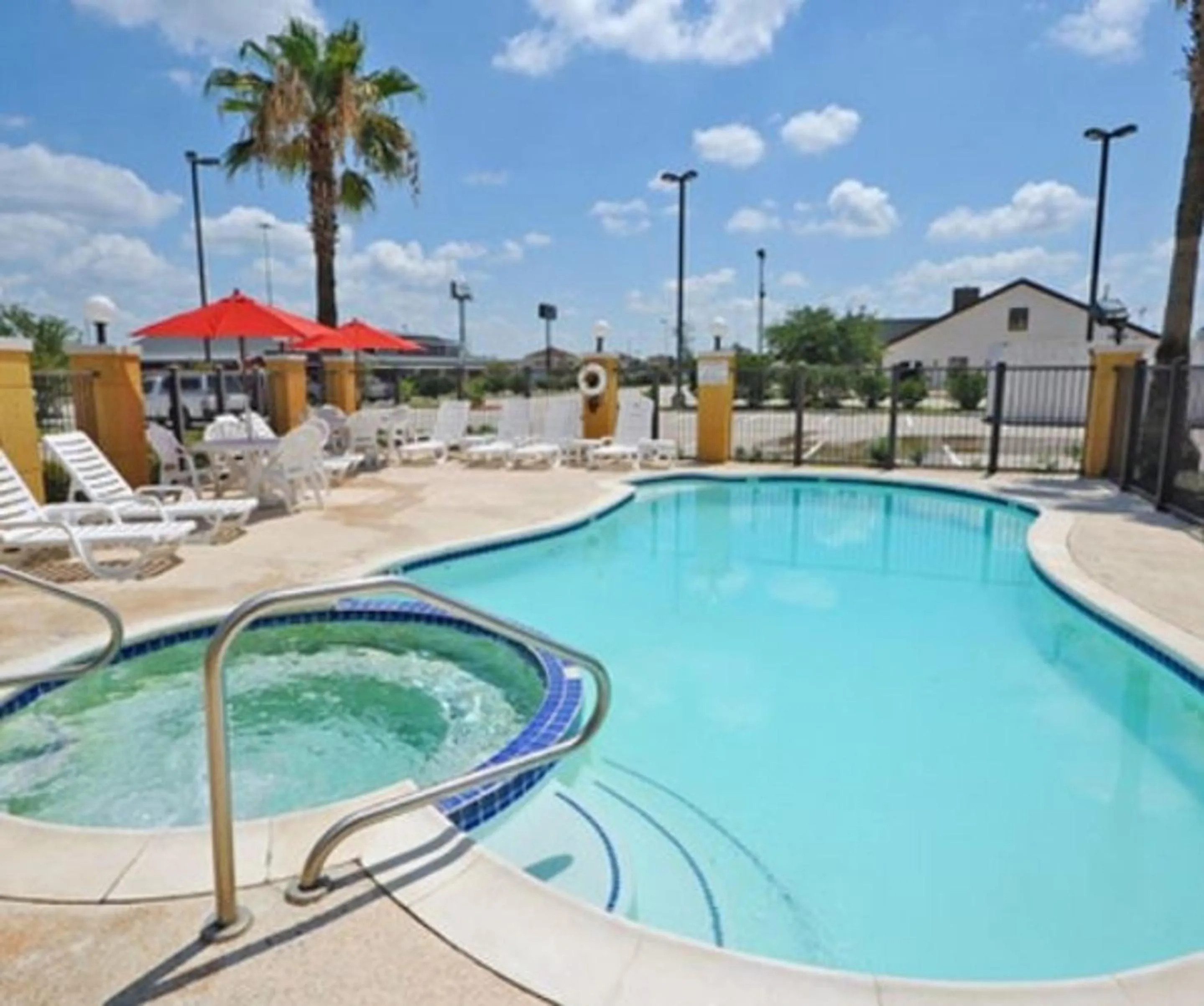 Swimming pool in Comfort Suites Shenandoah-The Woodlands