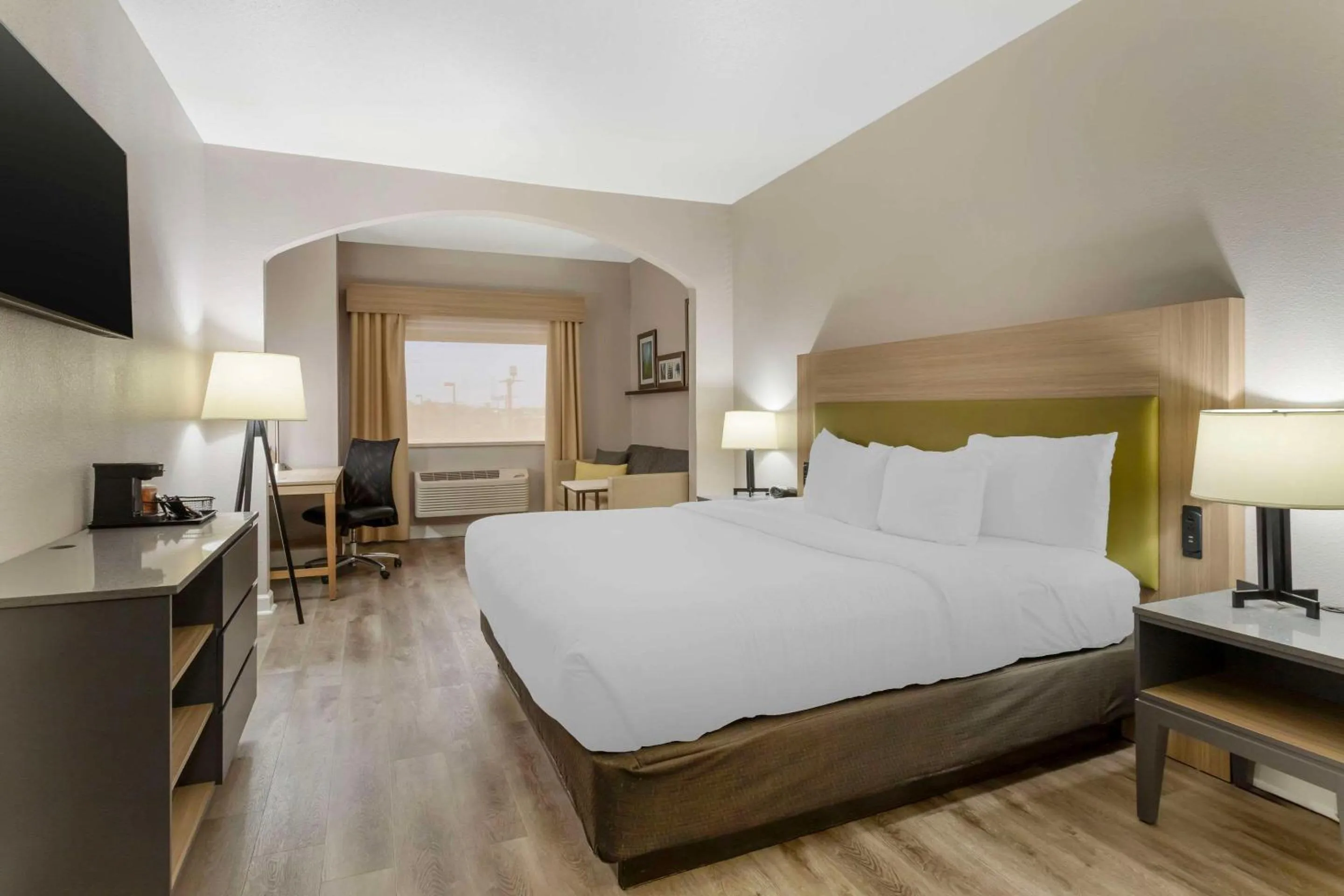 Bedroom, Bed in Comfort Suites Shenandoah-The Woodlands