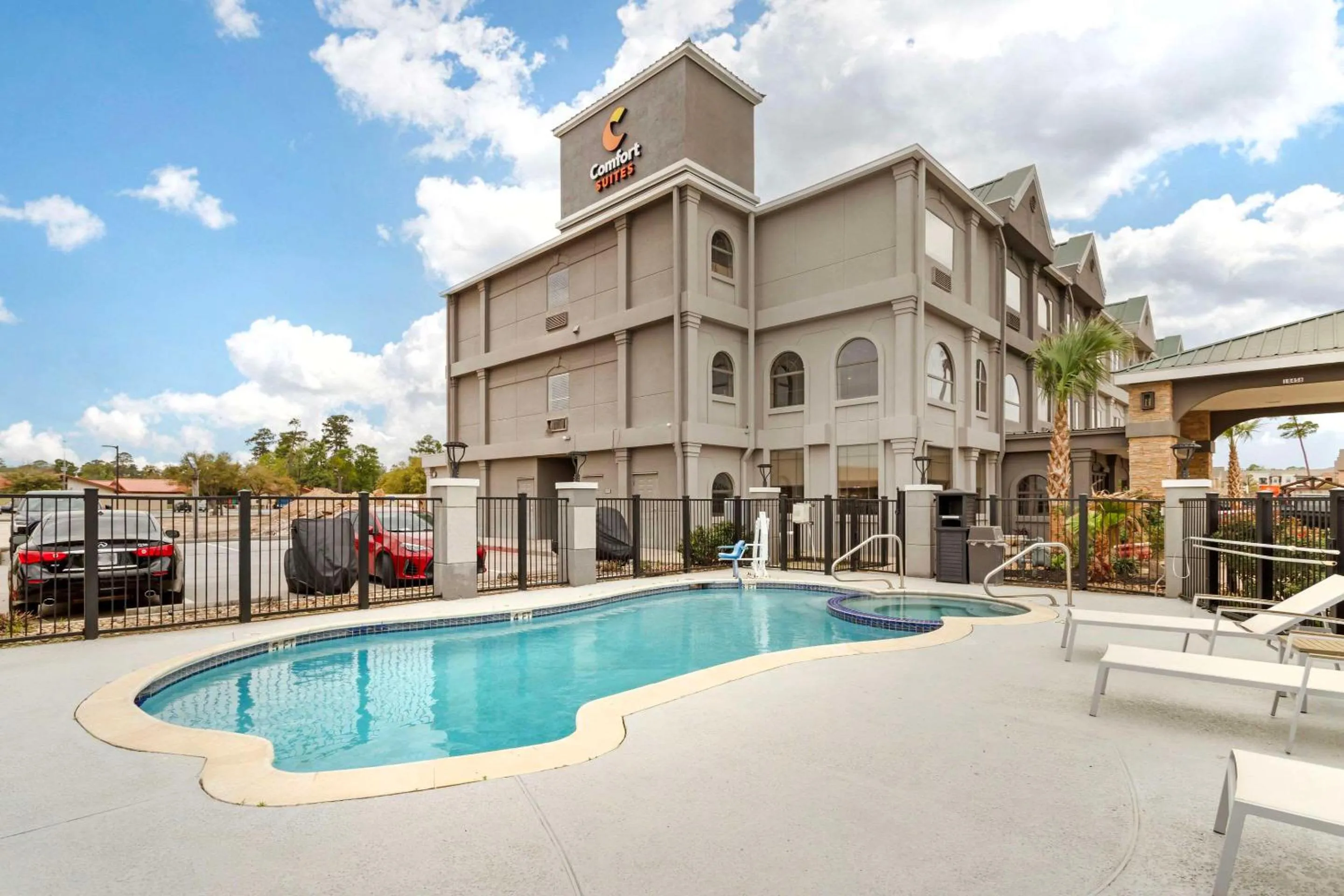 Swimming pool in Comfort Suites Shenandoah-The Woodlands
