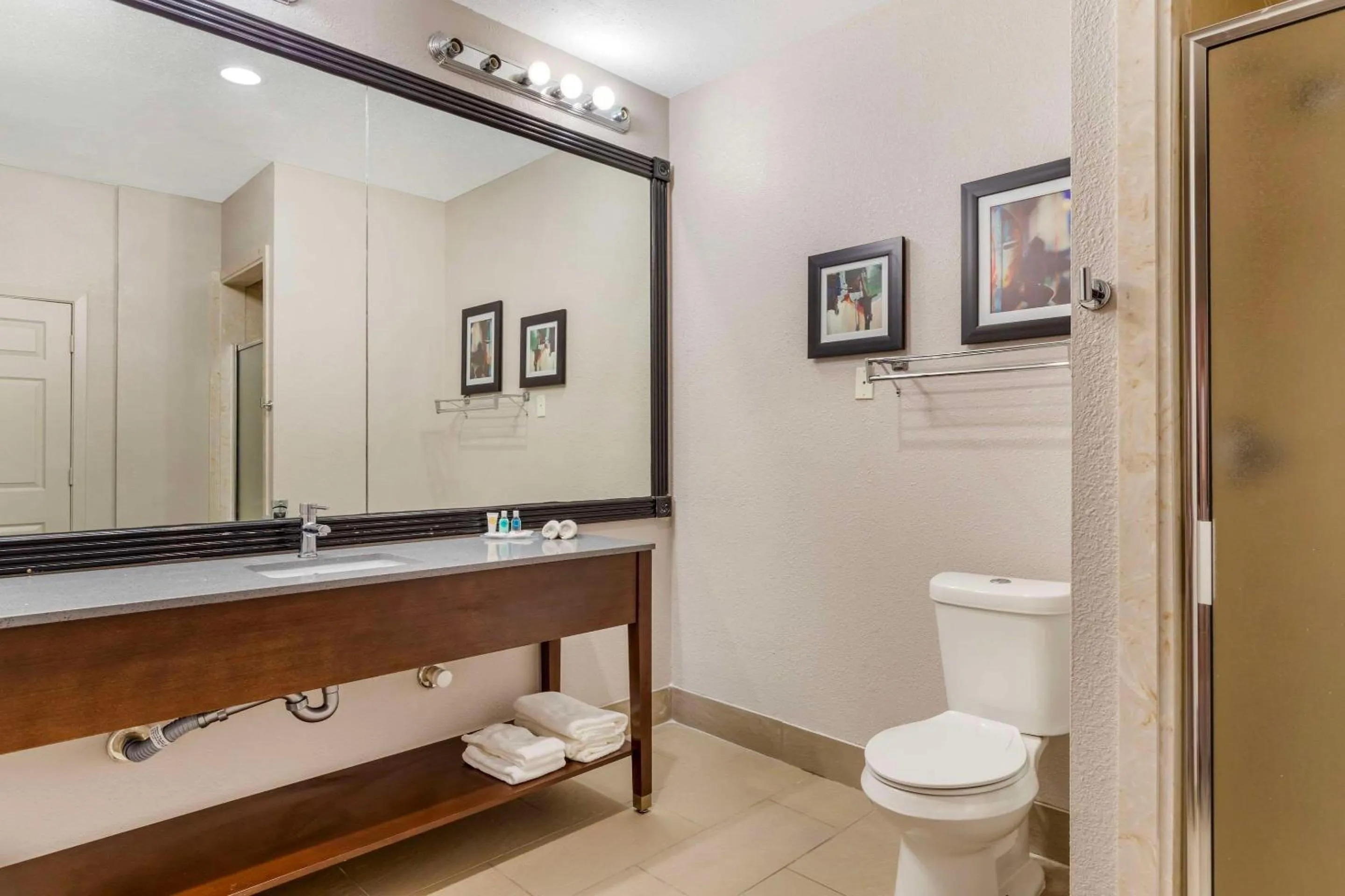 Bedroom in Comfort Suites Shenandoah-The Woodlands