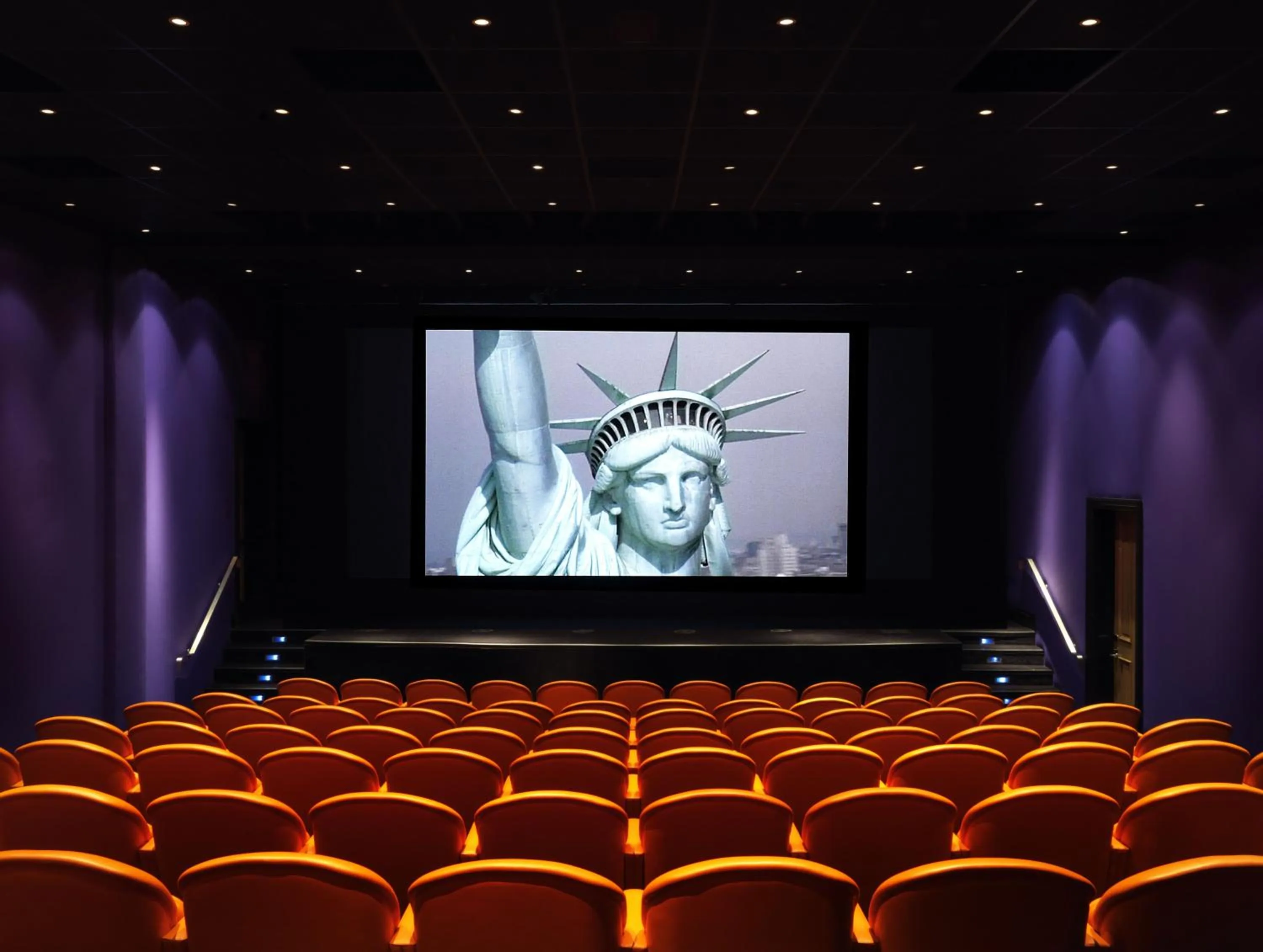 Communal lounge/ TV room in Crosby Street Hotel