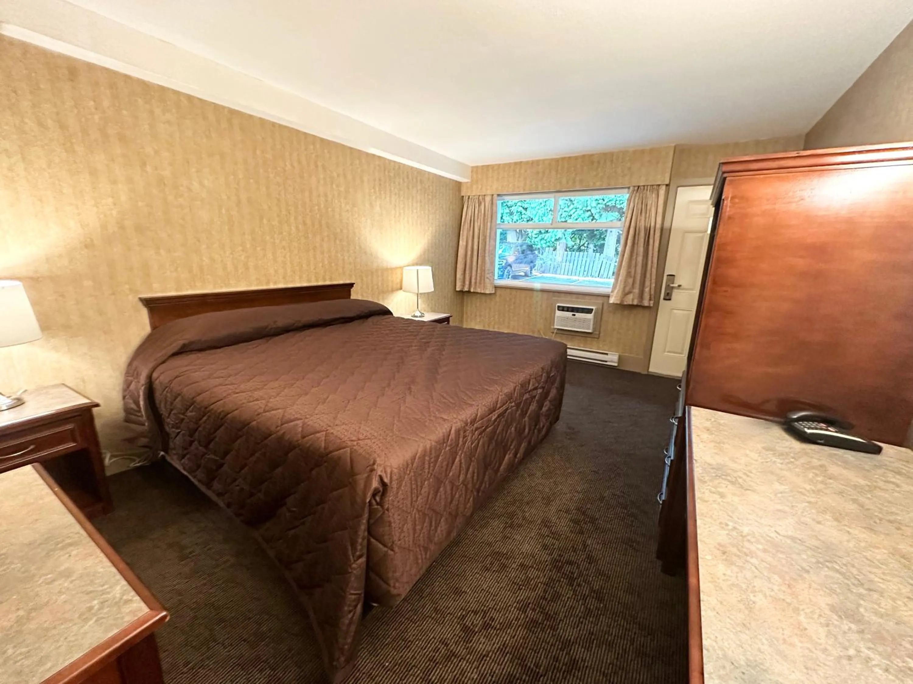 Bed in Linda Vista Motel