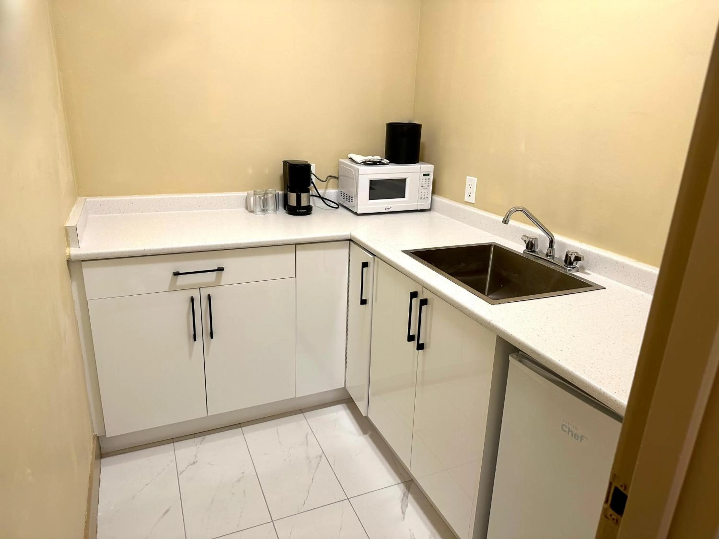 Kitchen or kitchenette in Linda Vista Motel