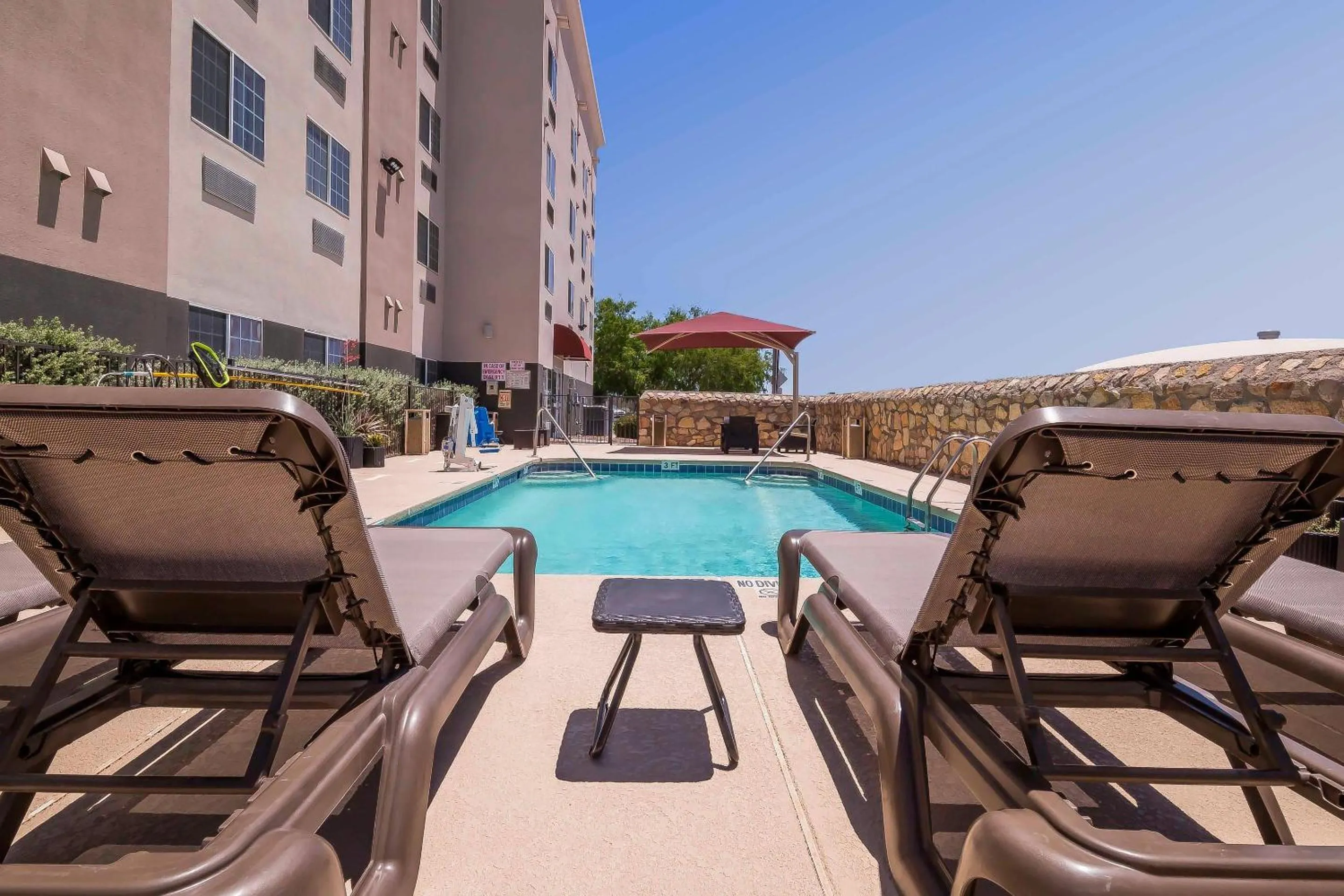 Swimming pool in Comfort Suites El Paso Airport