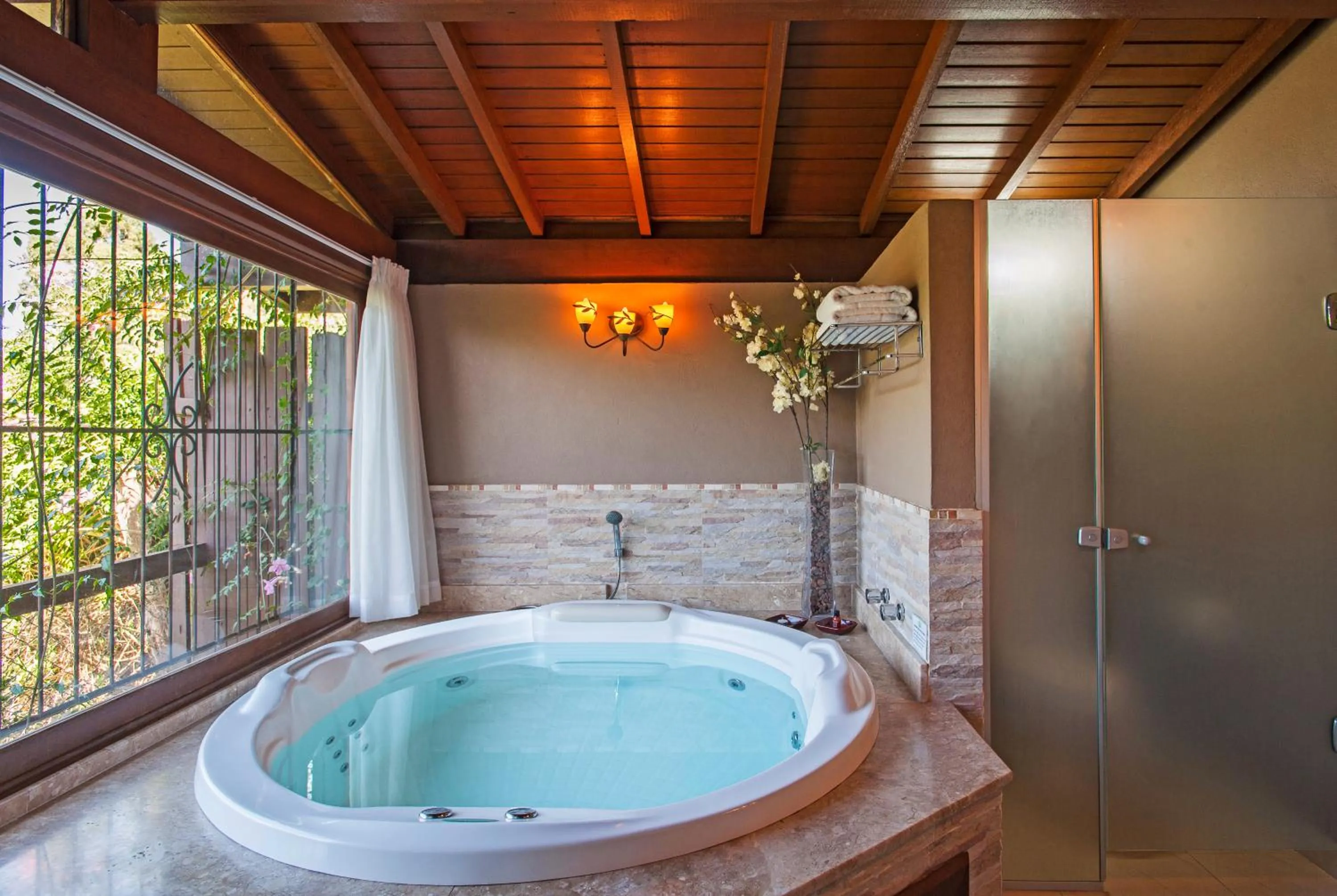 Hot Tub in Hotel Canto Verde