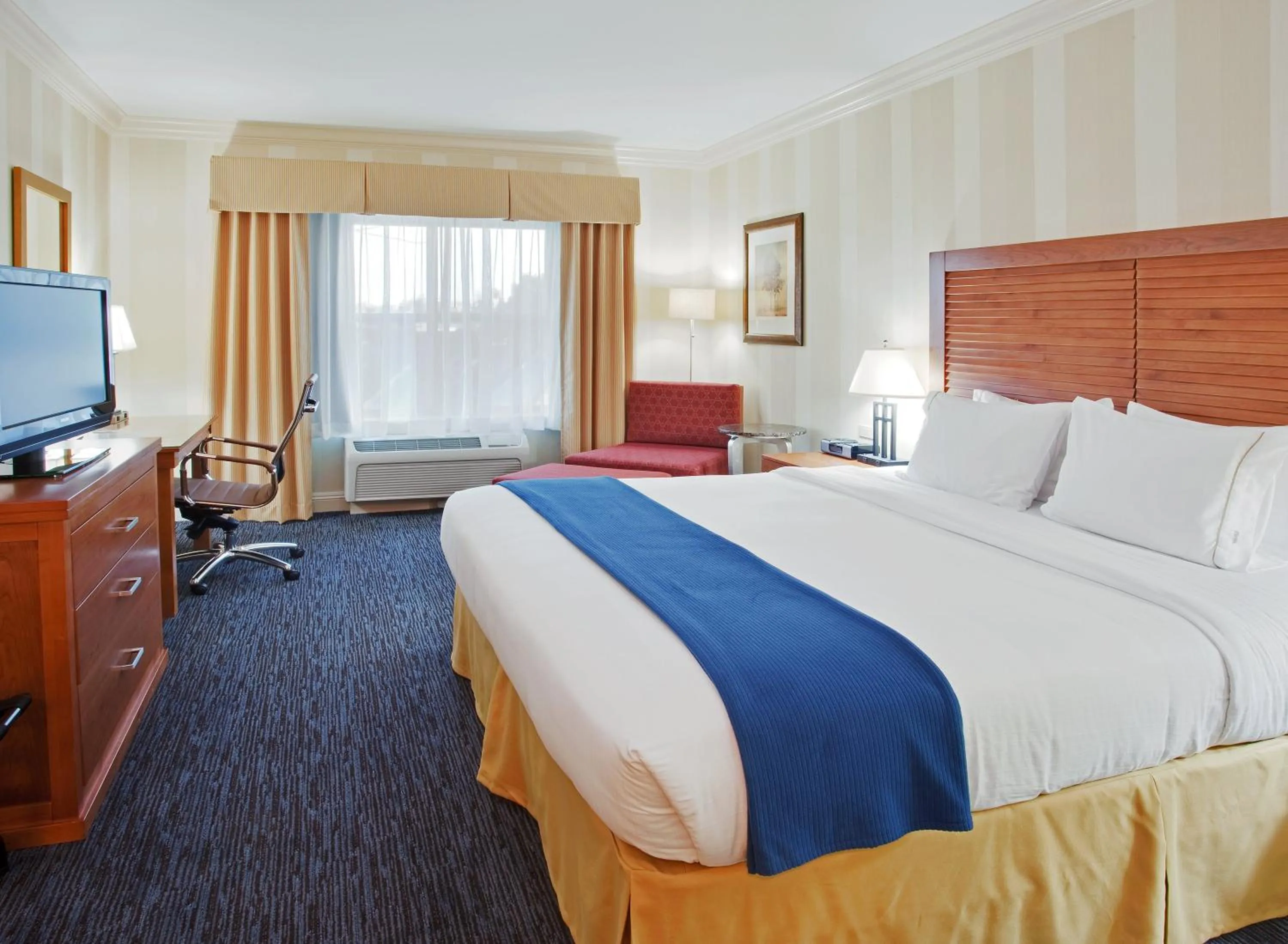 Photo of the whole room, Bed in Holiday Inn Express Hotel & Suites Santa Cruz by IHG