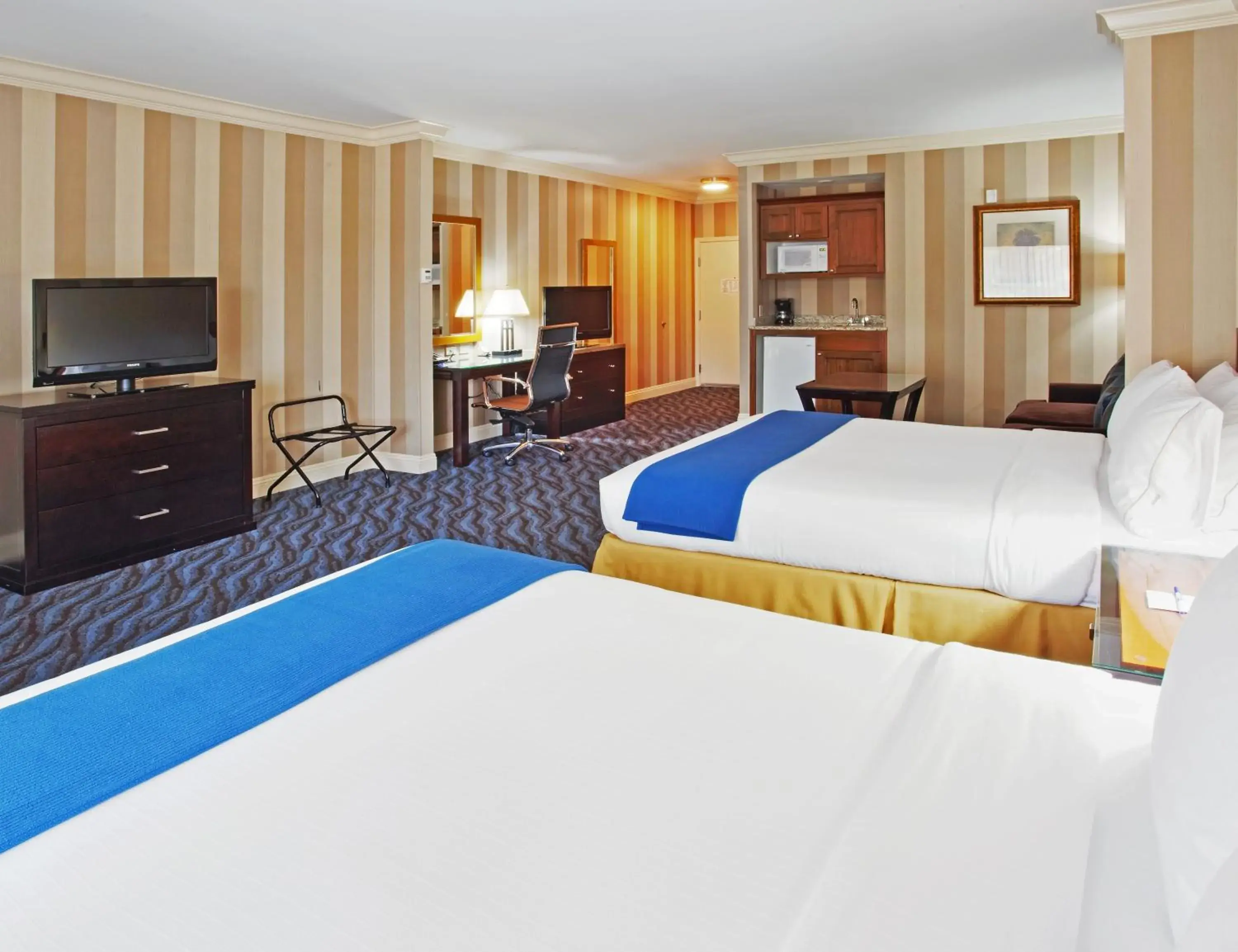 Photo of the whole room, Bed in Holiday Inn Express Hotel & Suites Santa Cruz by IHG Photo of the whole room, Bed in Holiday Inn Express Hotel & Suites Santa Cruz by IHG