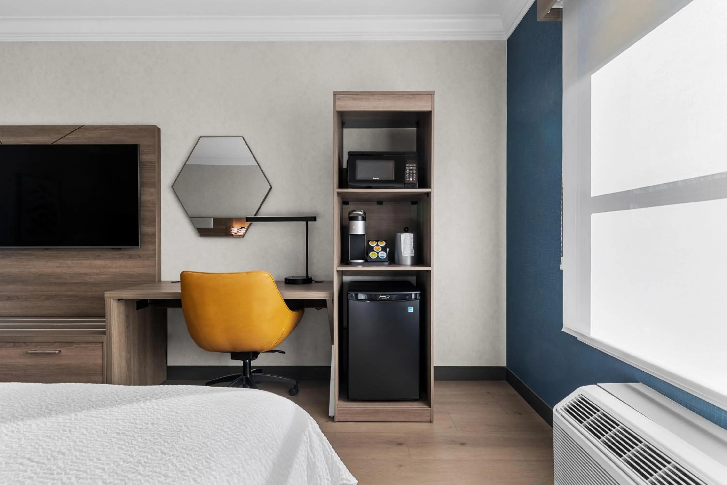 TV and multimedia, Bed in Holiday Inn Express Hotel & Suites Santa Cruz by IHG