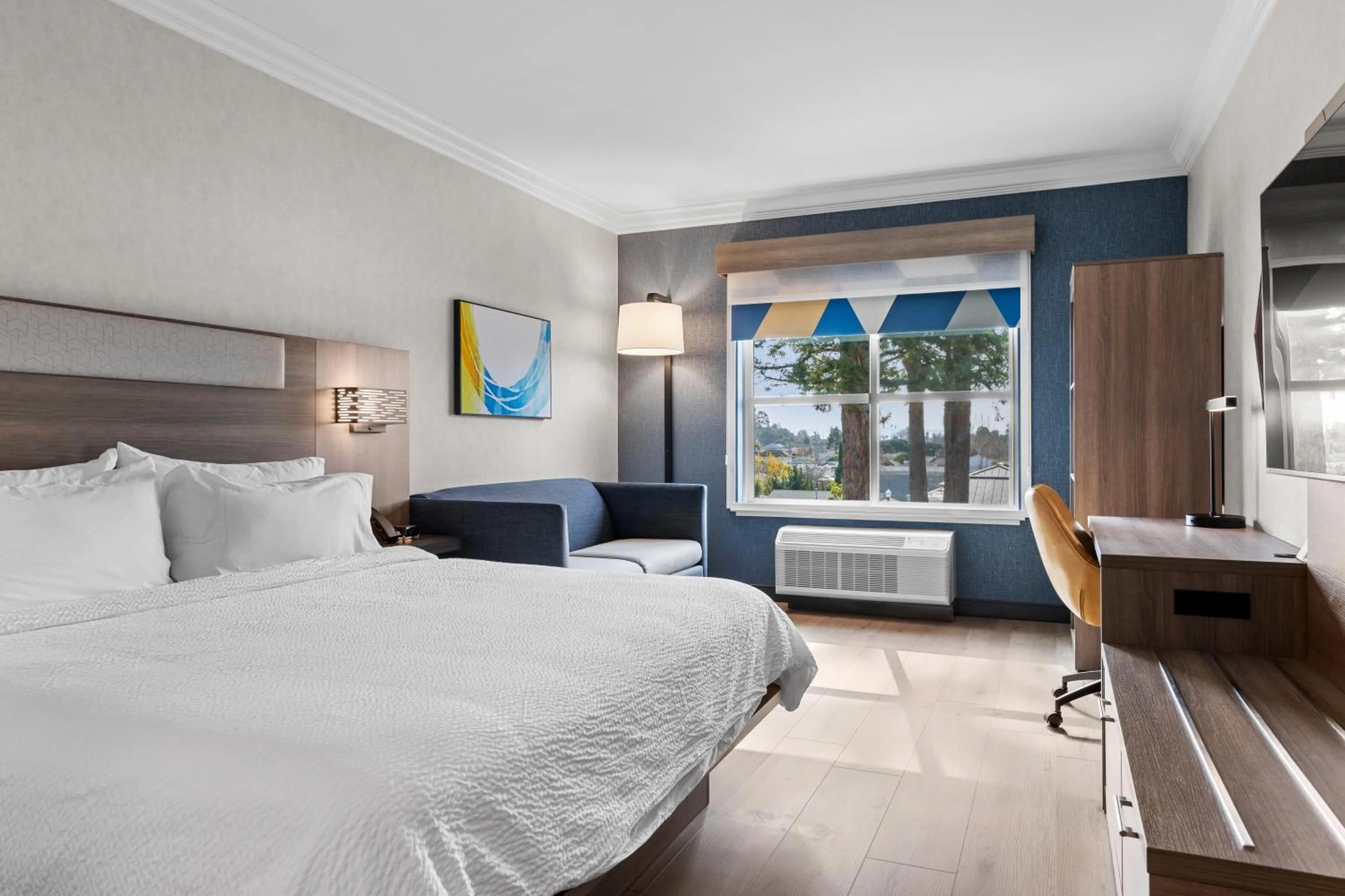 Bed in Holiday Inn Express Hotel & Suites Santa Cruz by IHG