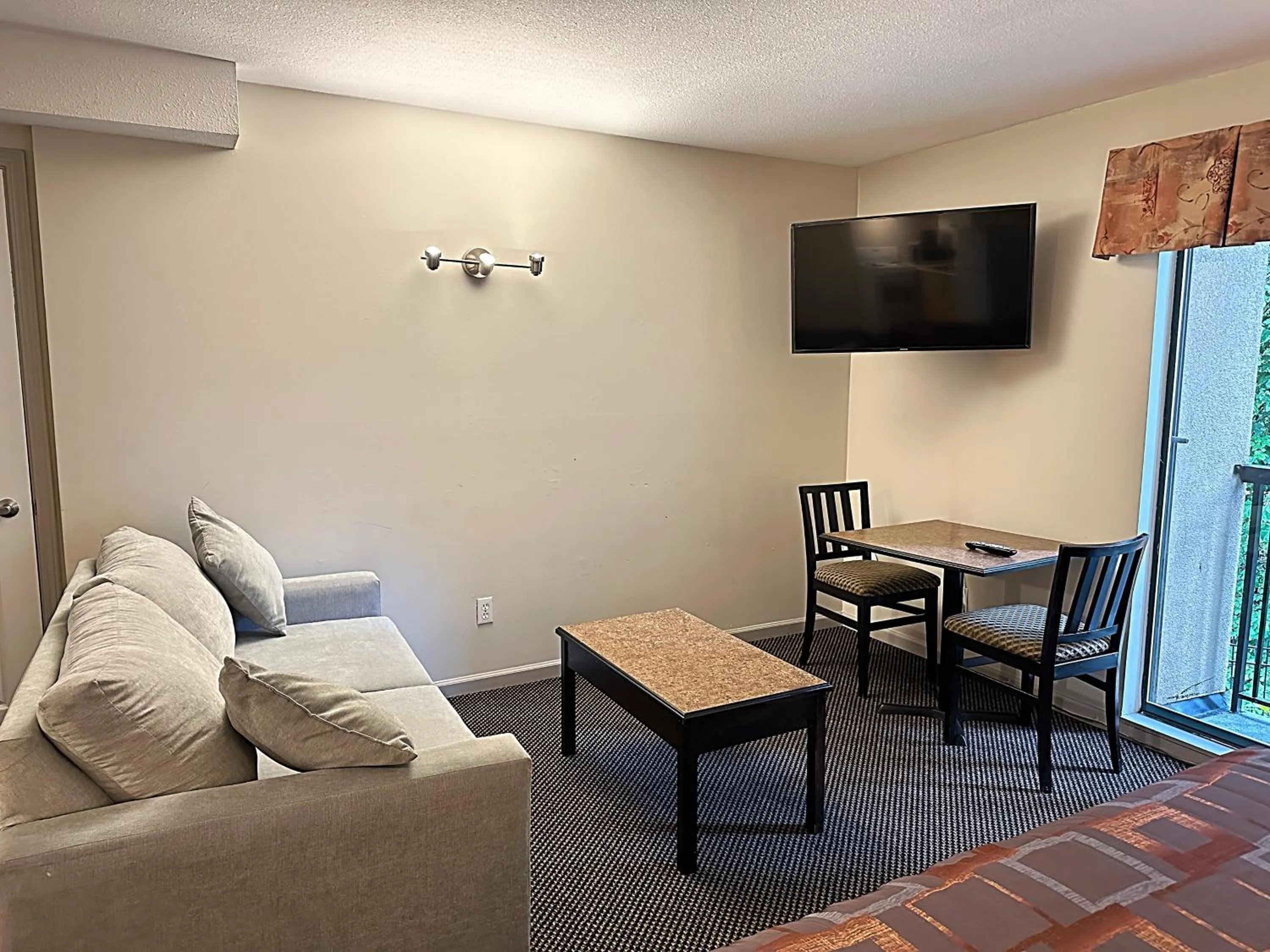 Living room in Canadian Inn