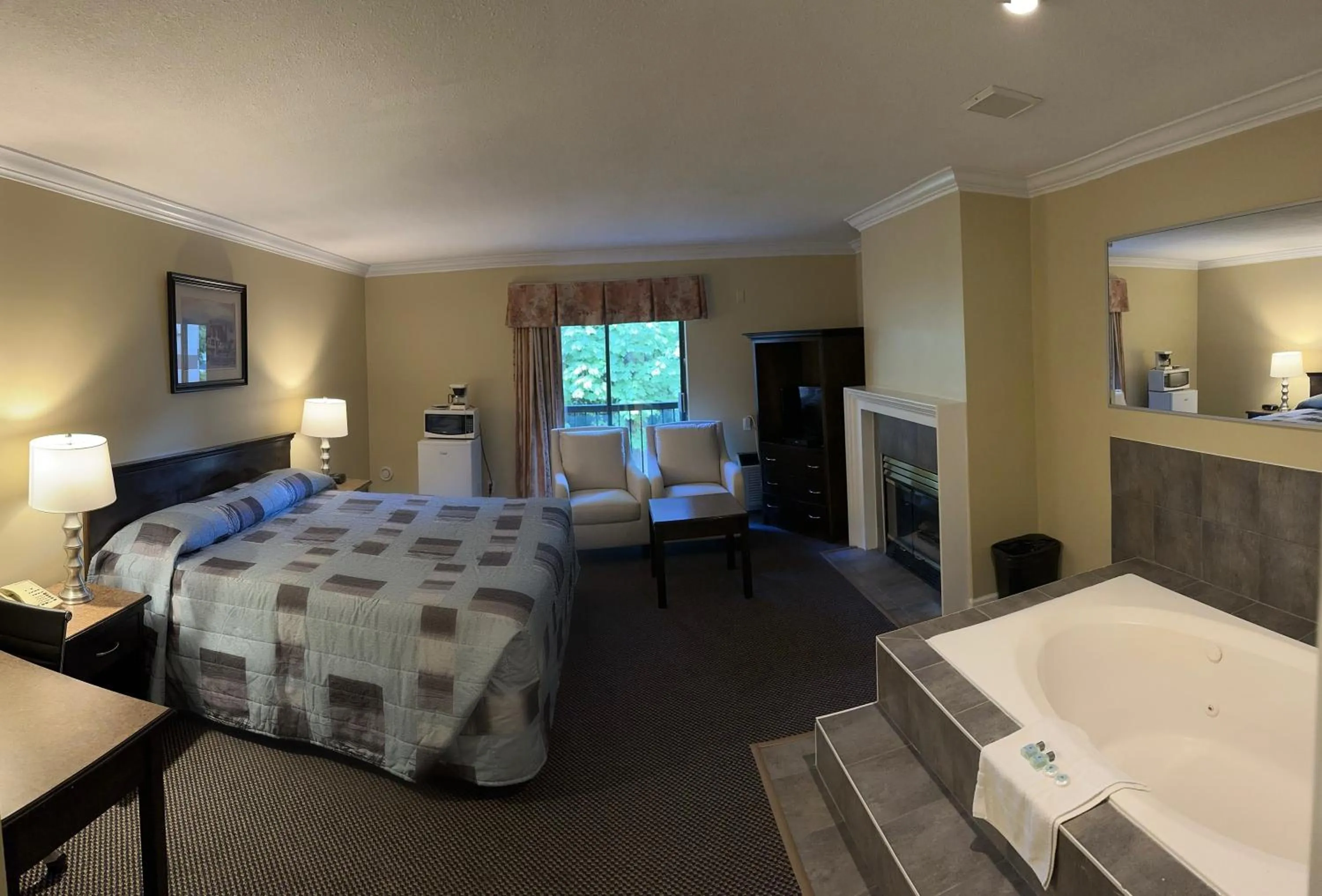 Photo of the whole room, Bed in Canadian Inn