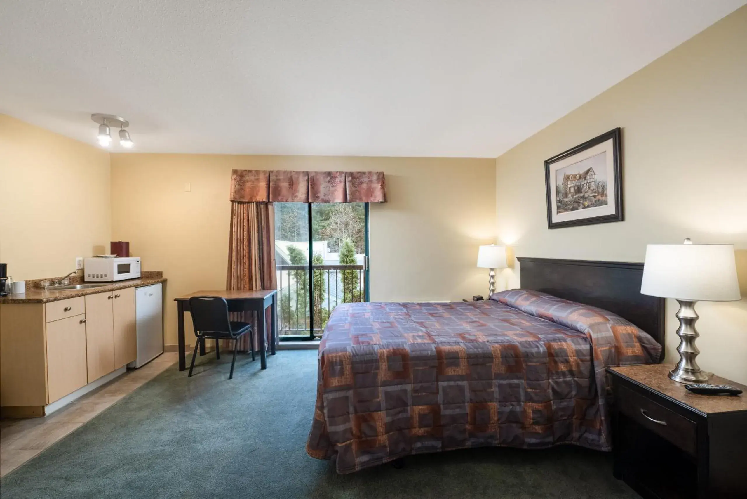 Bedroom, Bed in Canadian Inn Bedroom, Bed in Canadian Inn