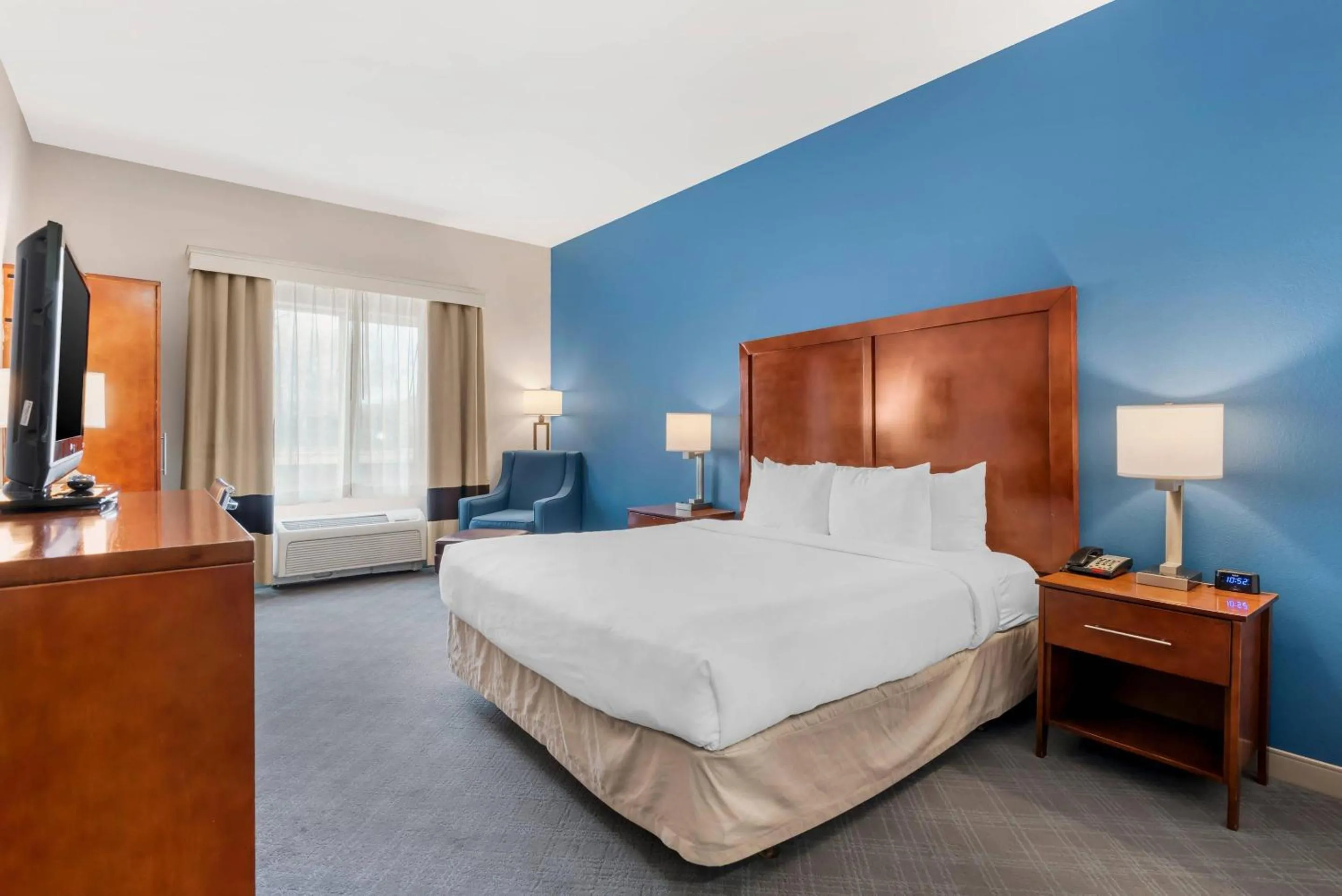 Bedroom, Bed in Comfort Inn & Suites Rifle