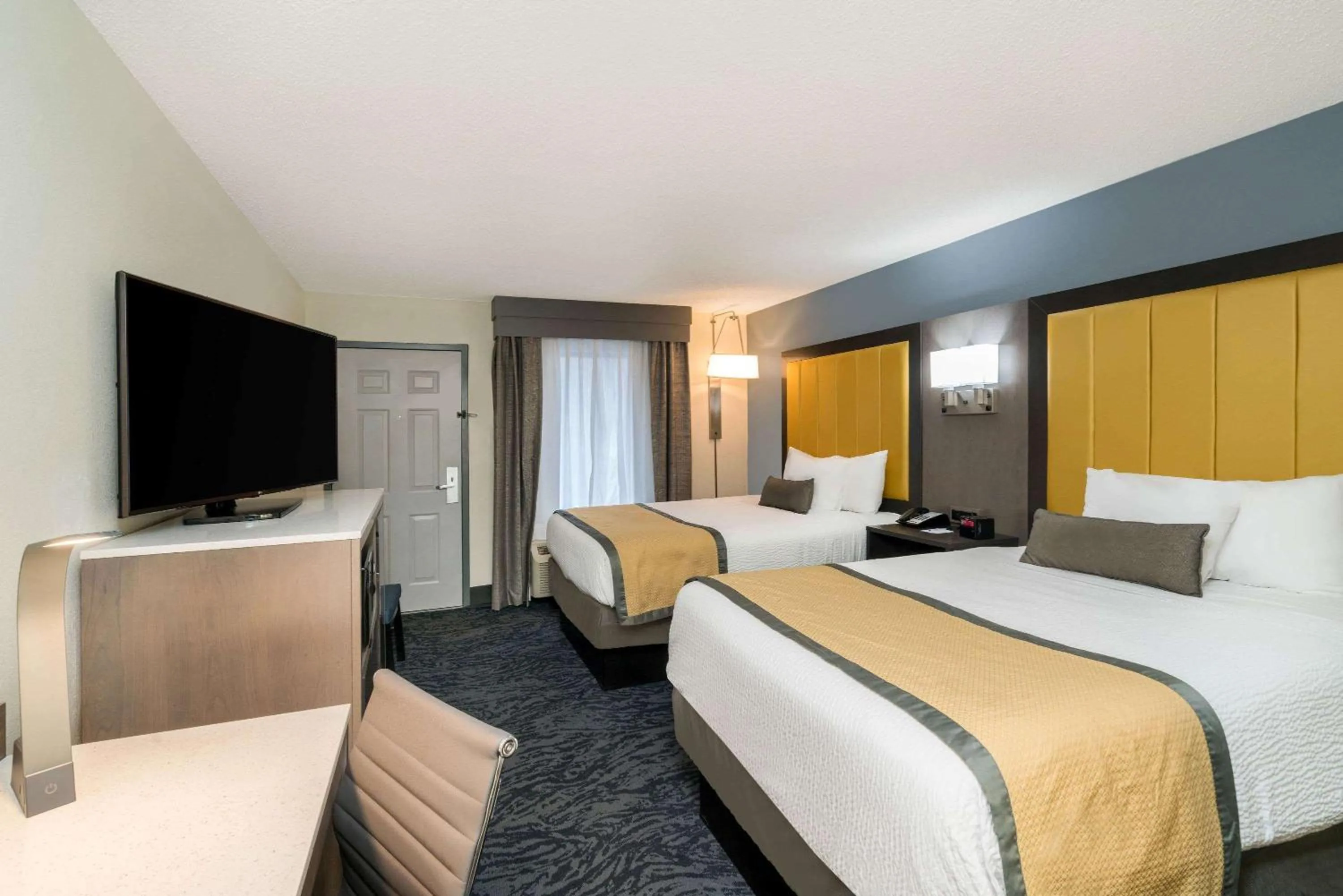 Photo of the whole room, Bed in Baymont by Wyndham Franklin