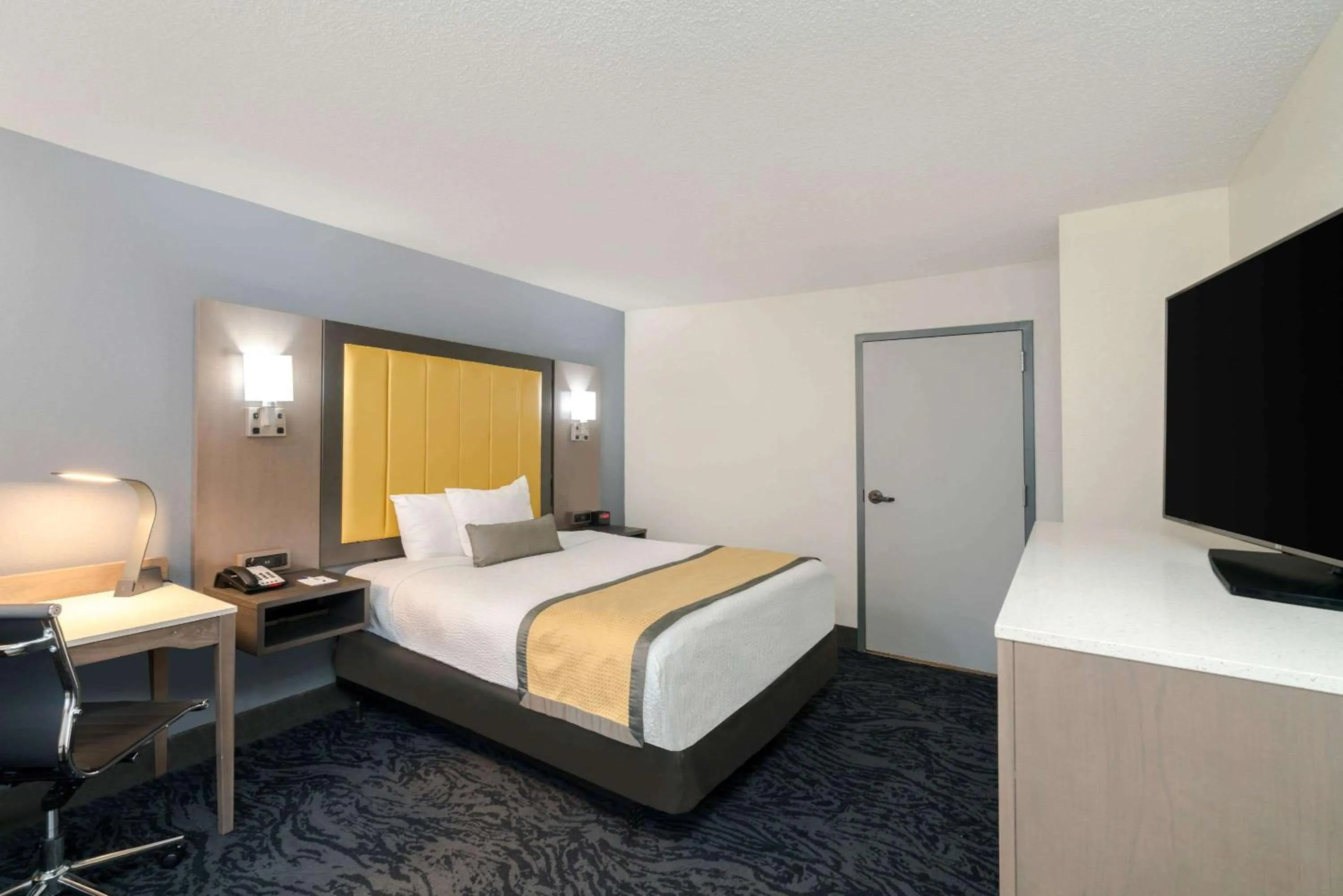 Photo of the whole room, Bed in Baymont by Wyndham Franklin