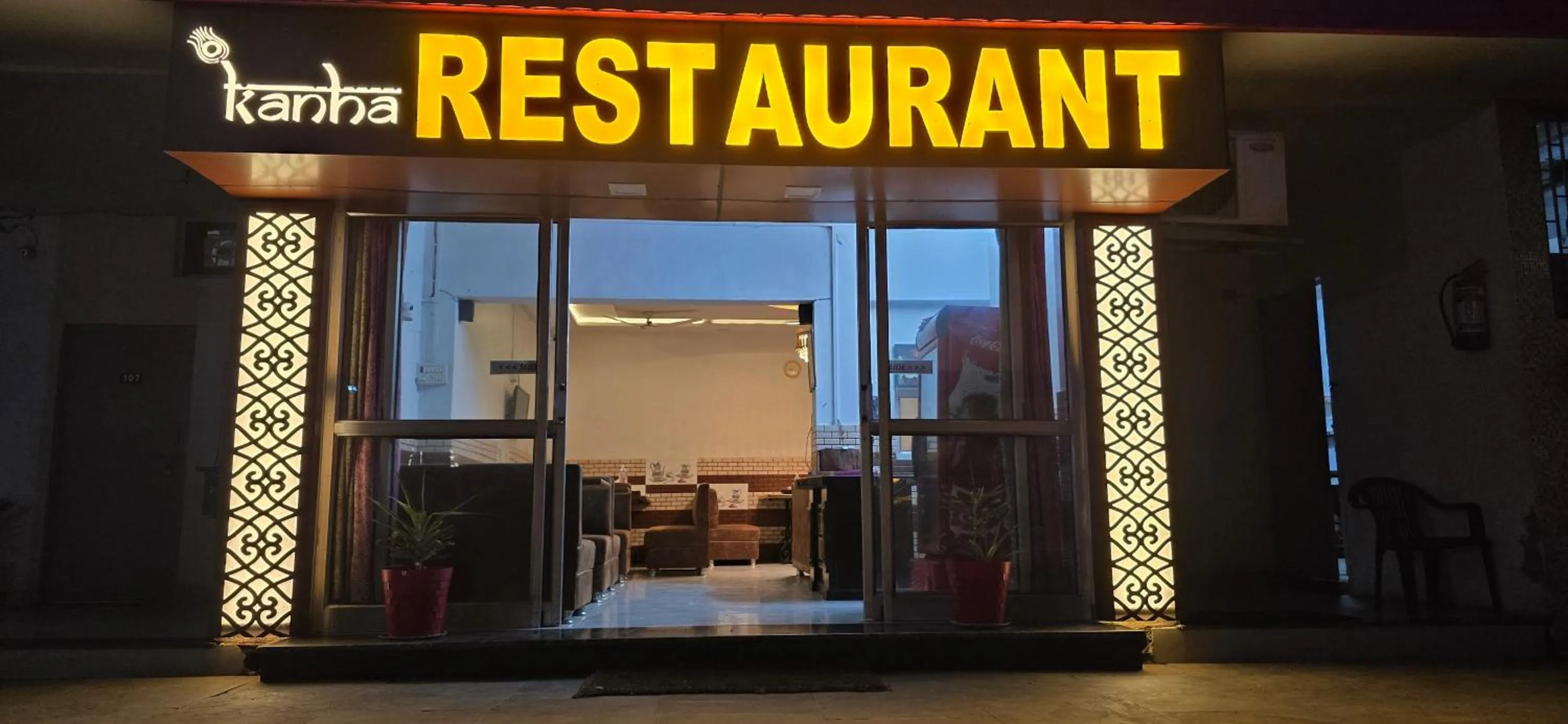Restaurant/places to eat in Hotel Vrindavan