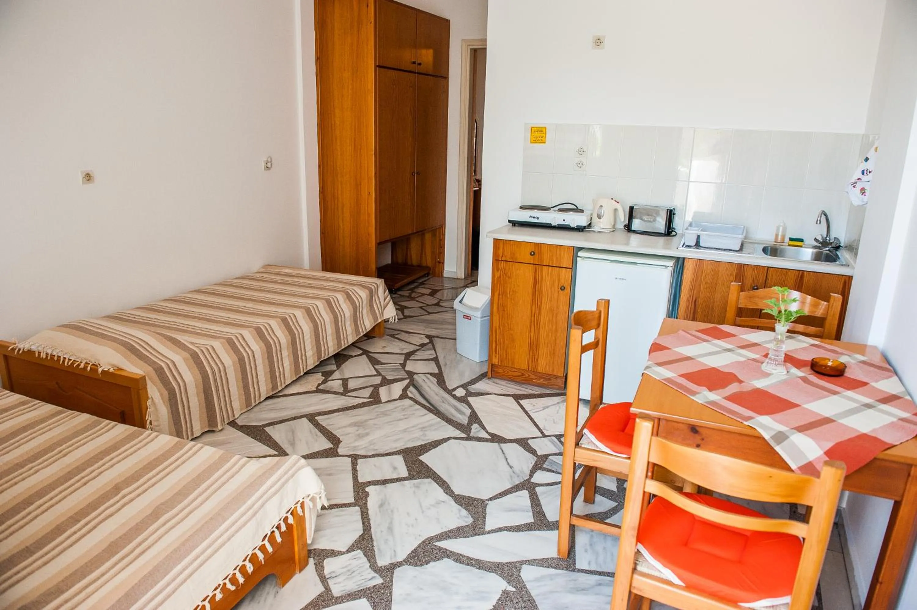 Photo of the whole room in Ilios and Irene