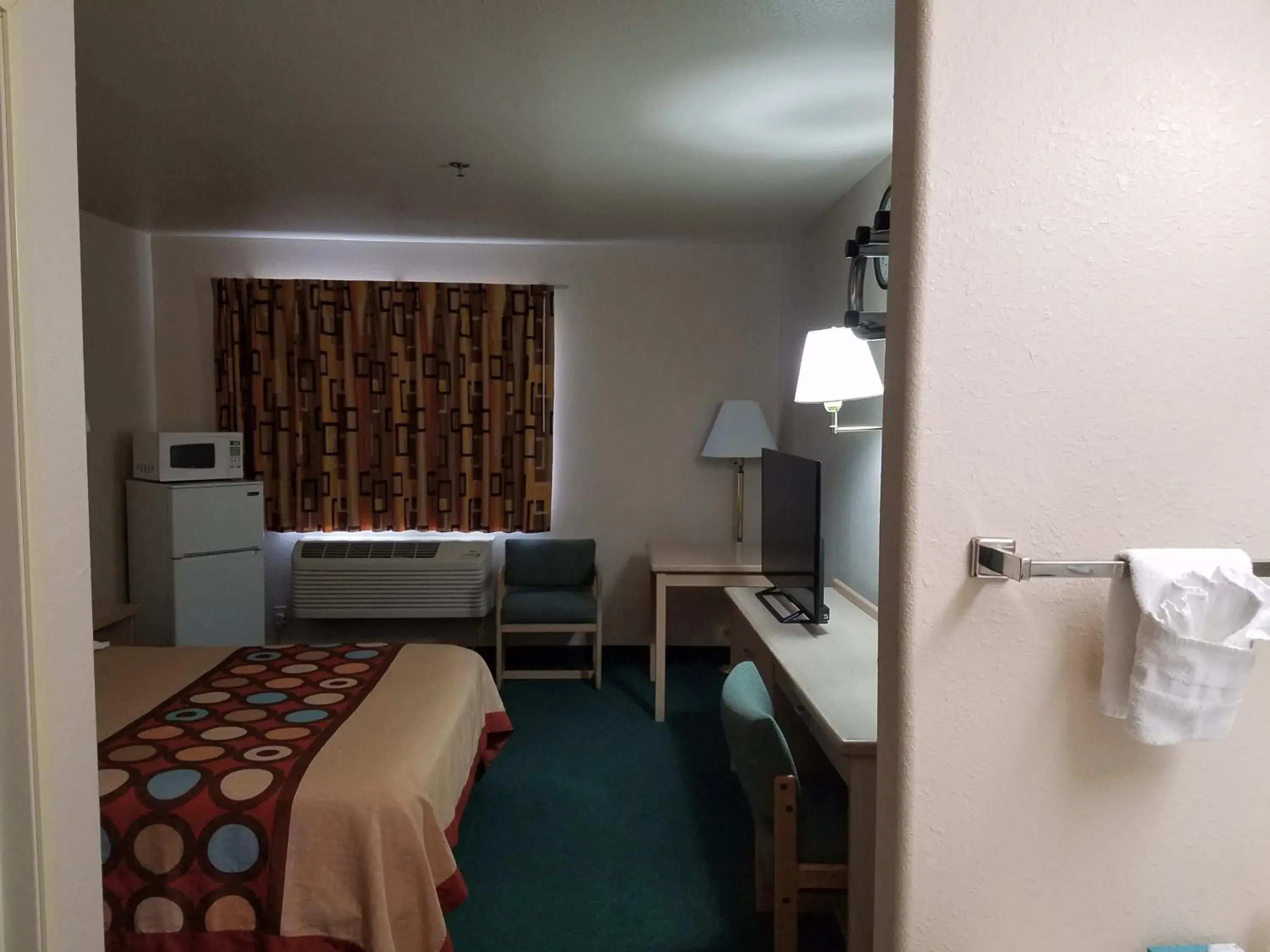 Standard Queen Room in Simple Rewards Inn Standard Queen Room in Simple Rewards Inn