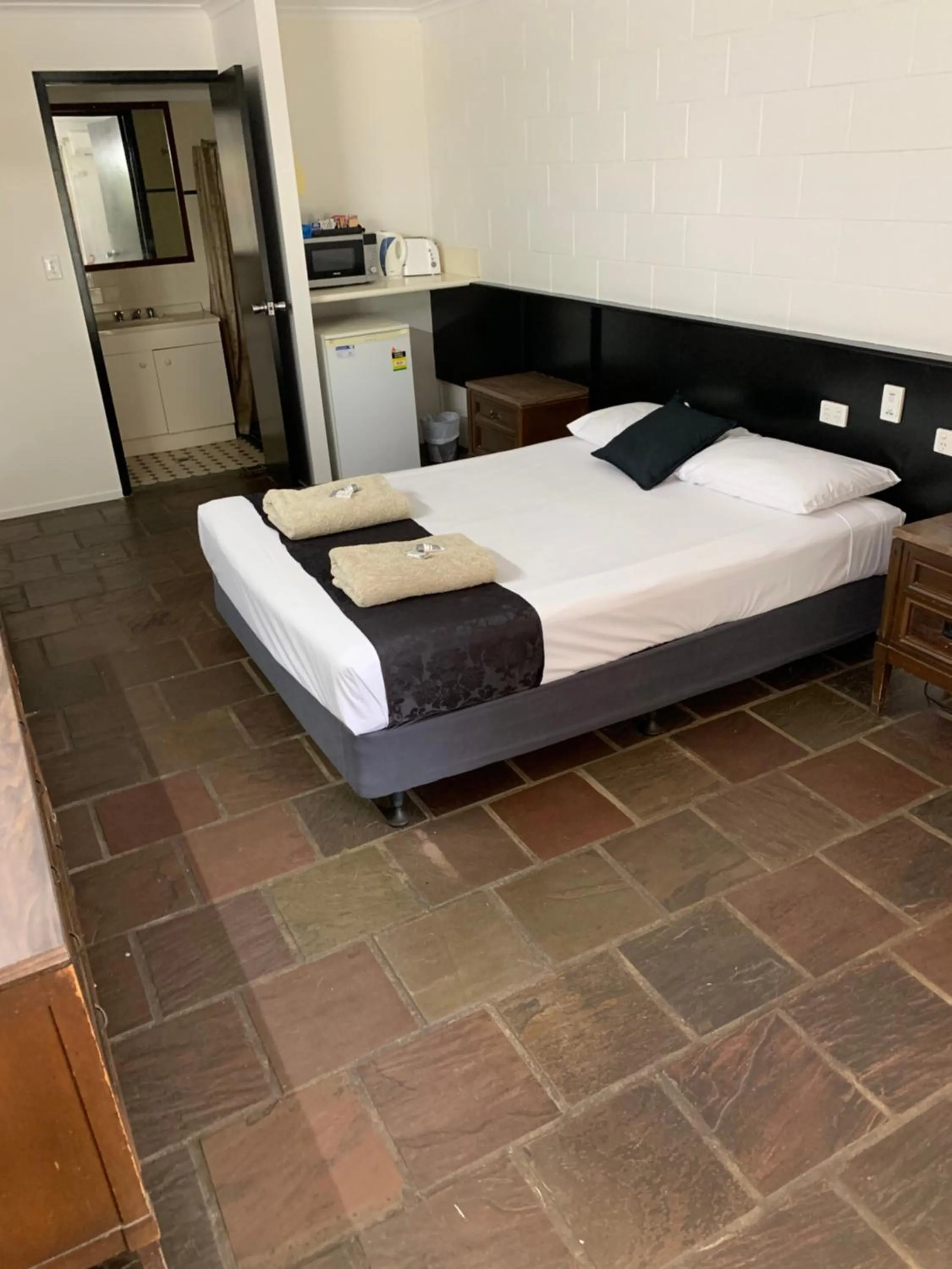 Bed in Longreach Most Central Motel