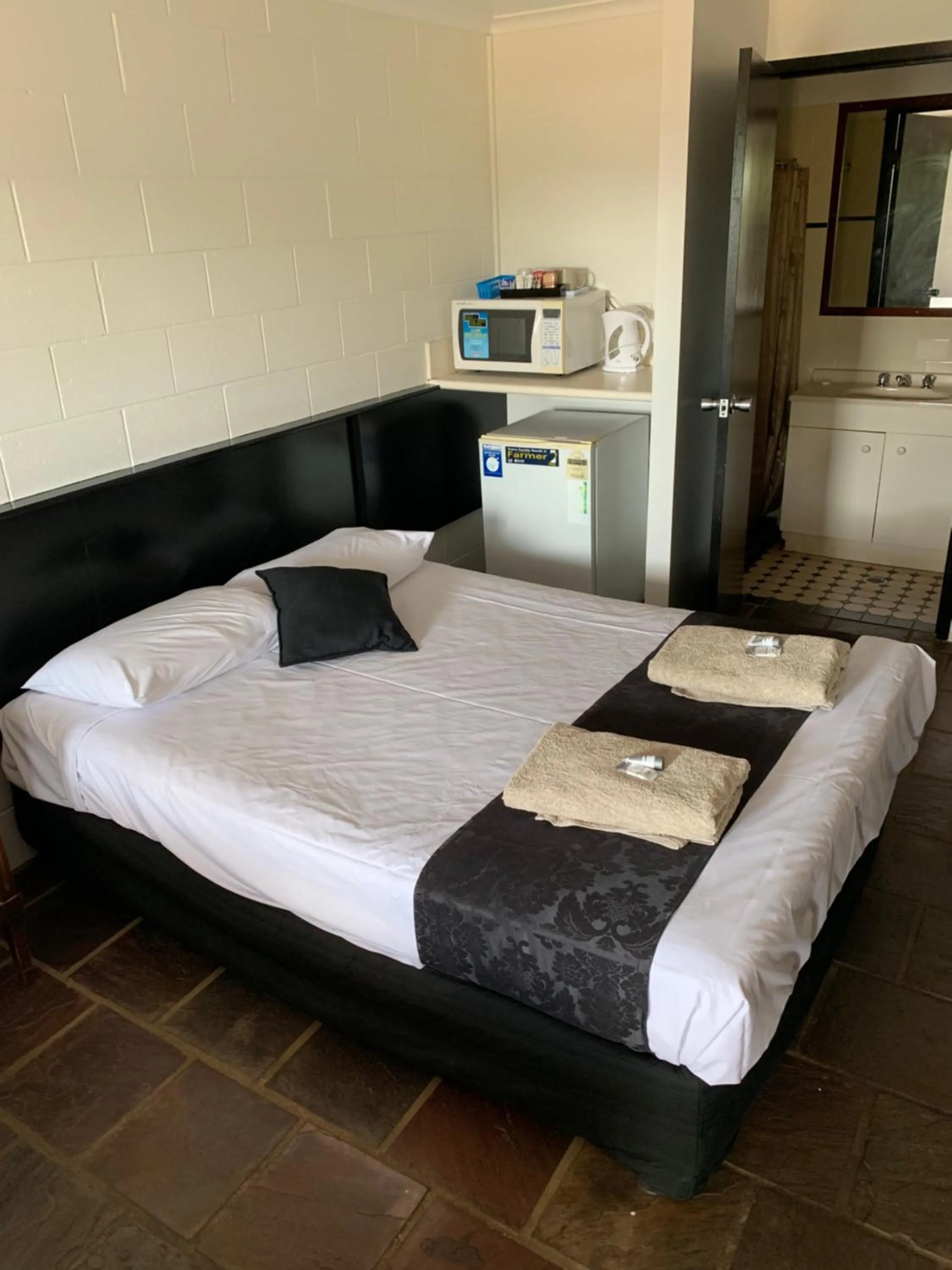 Bed in Longreach Most Central Motel