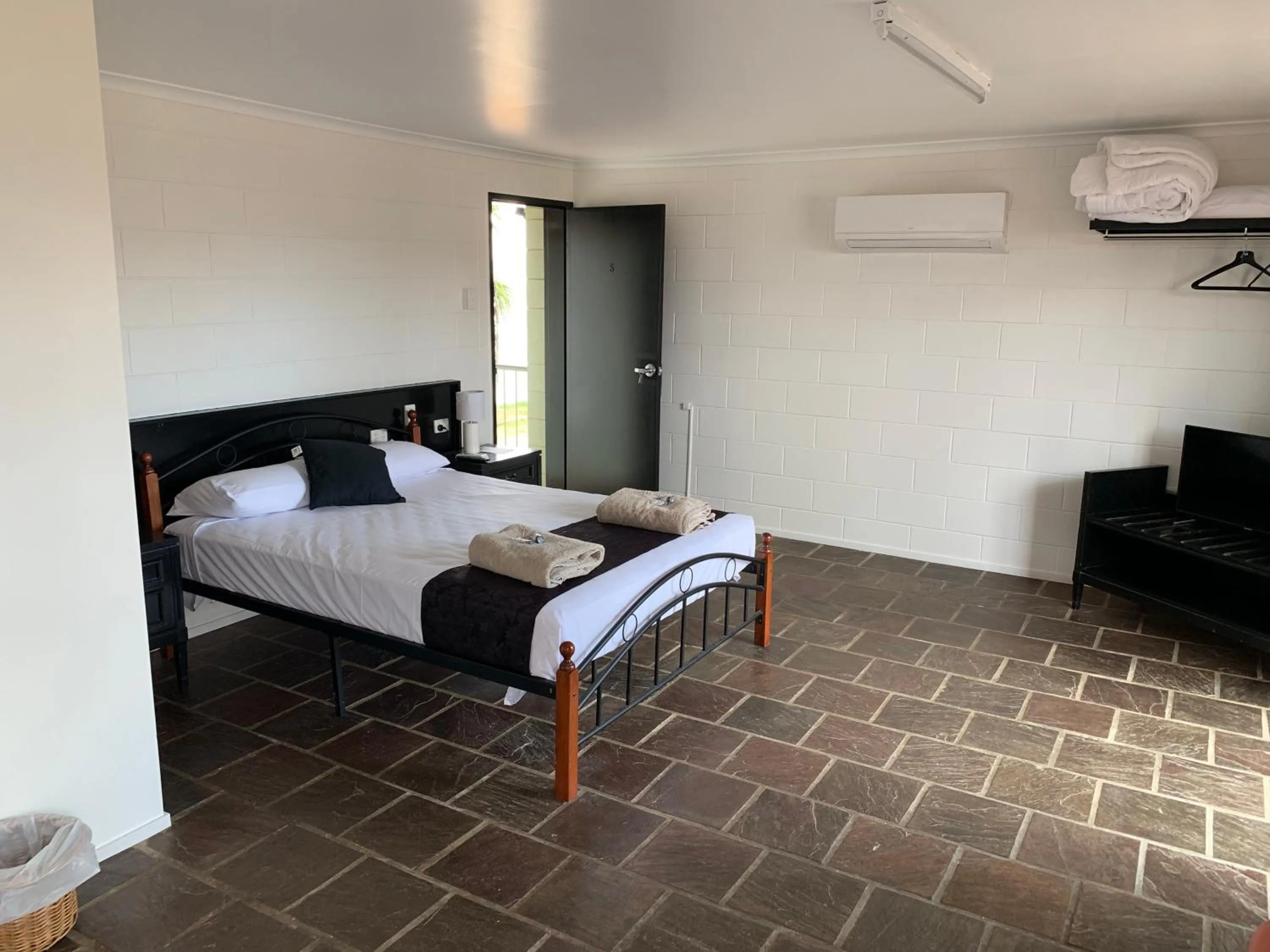 Bed in Longreach Most Central Motel