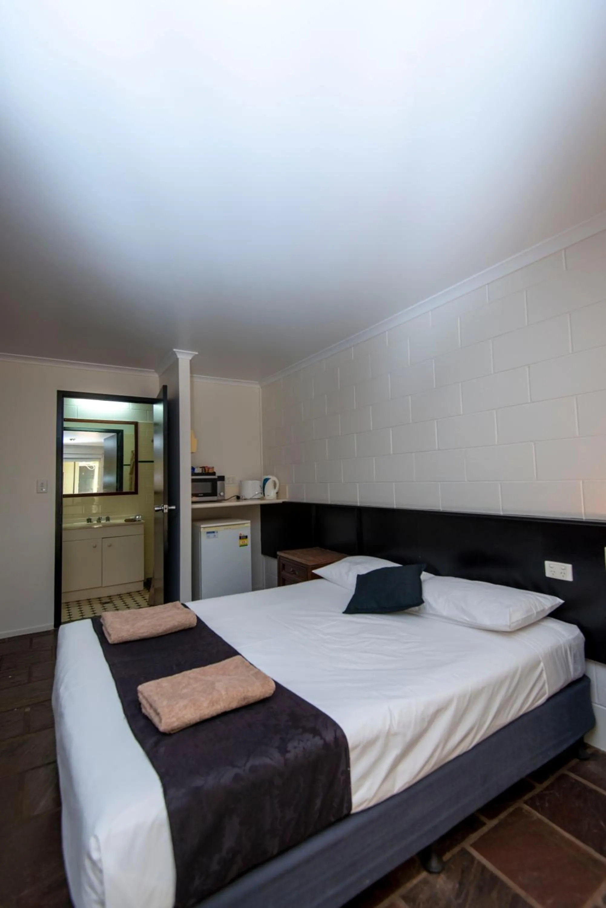 Bed in Longreach Most Central Motel