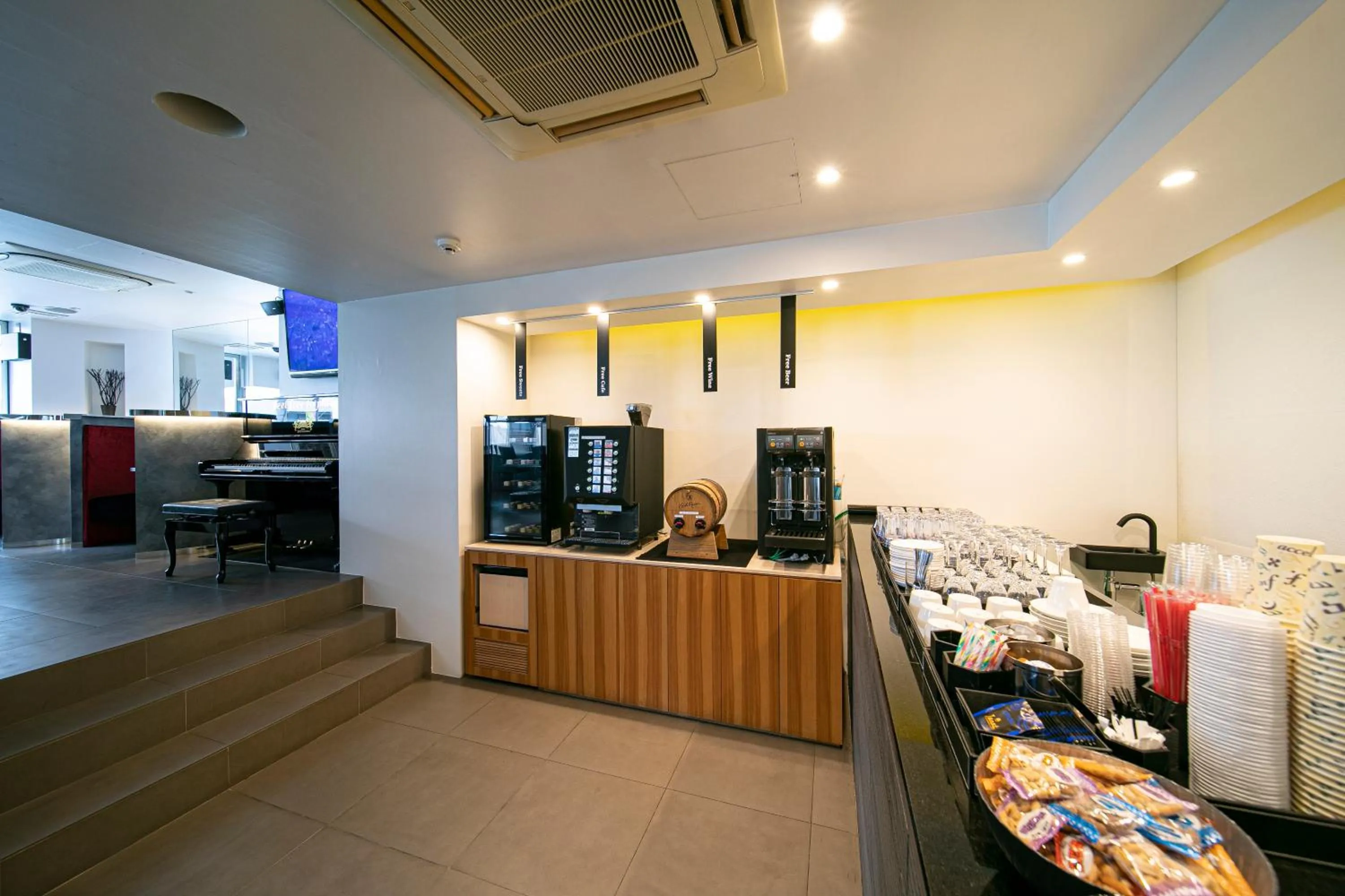 Restaurant/places to eat in Hotel THE Grandee Shinsaibashi Namba