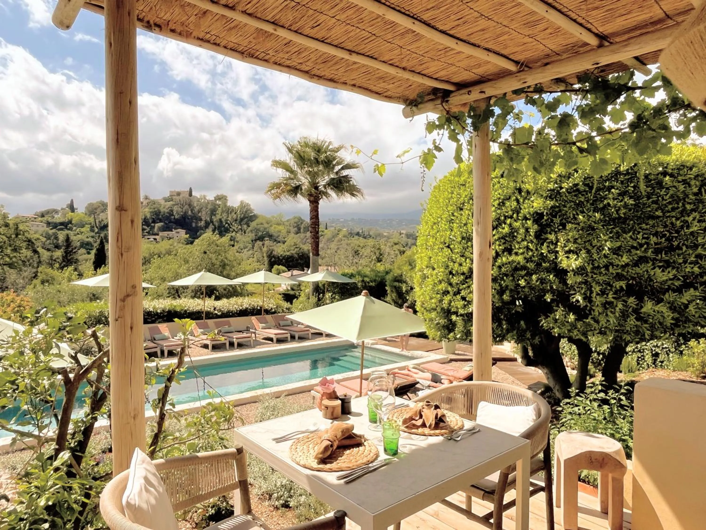 Restaurant/places to eat in Toile Blanche