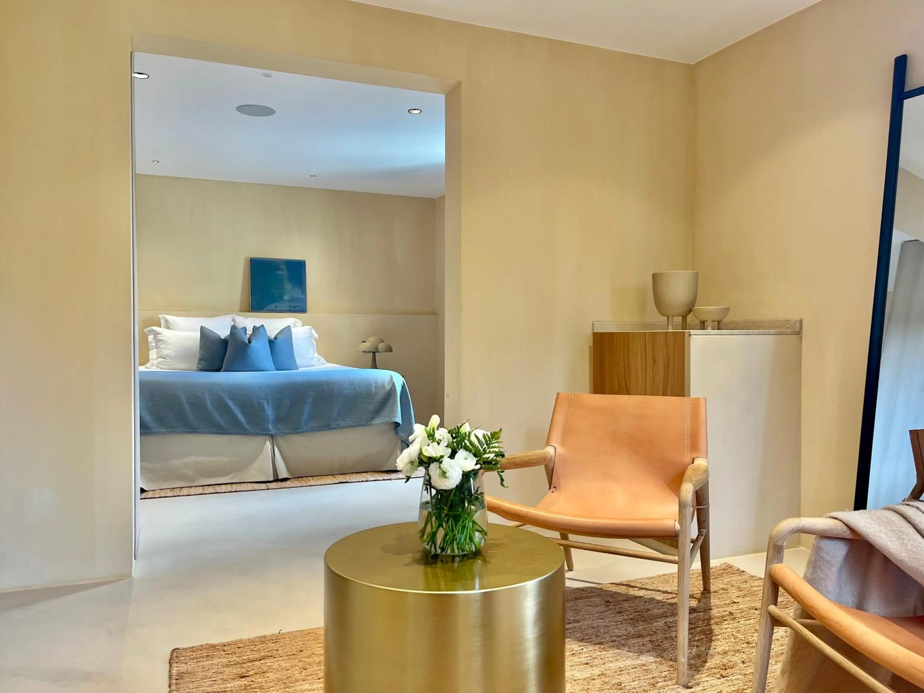 Bedroom, Bed in Toile Blanche