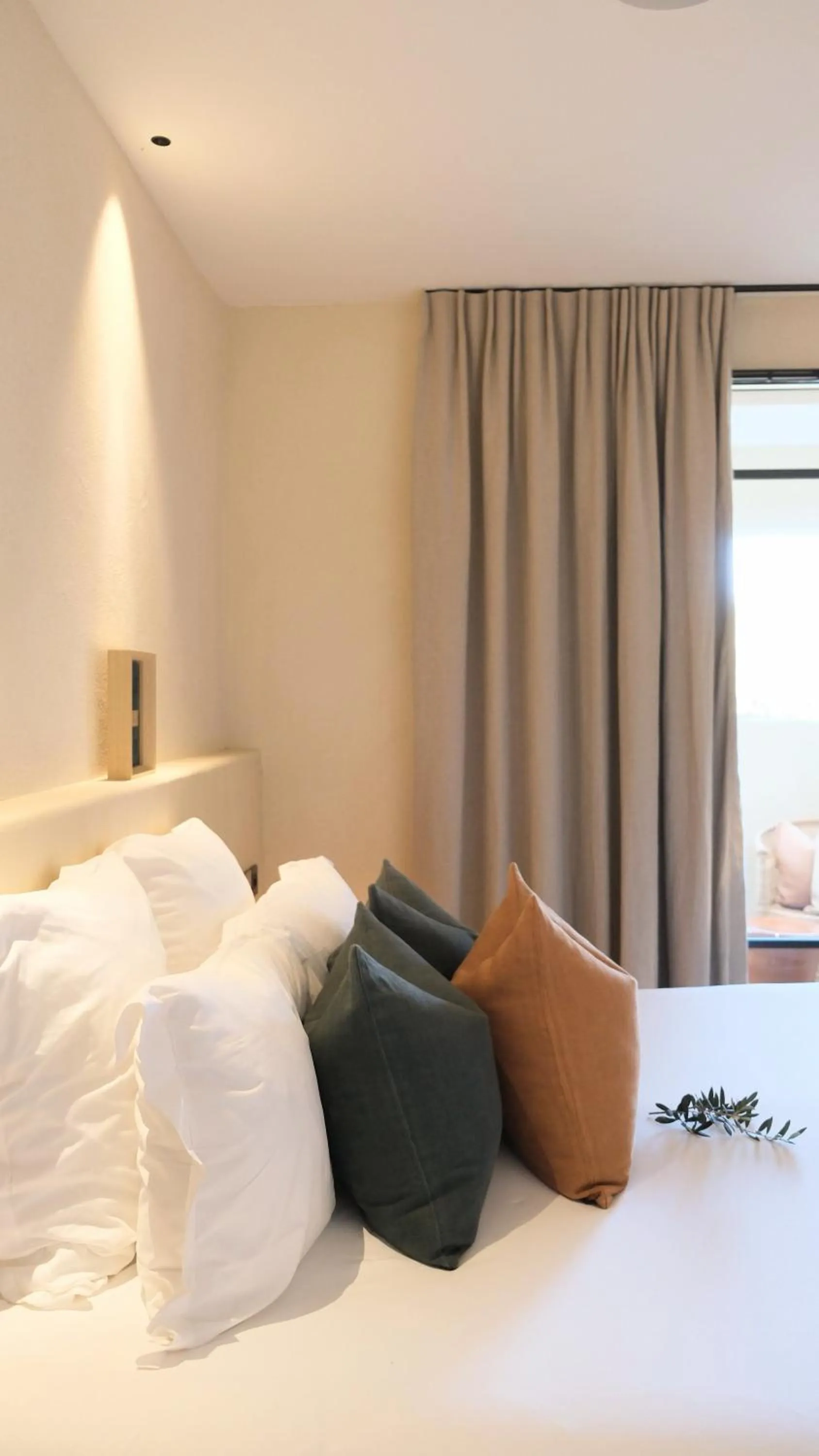 Bedroom, Bed in Toile Blanche