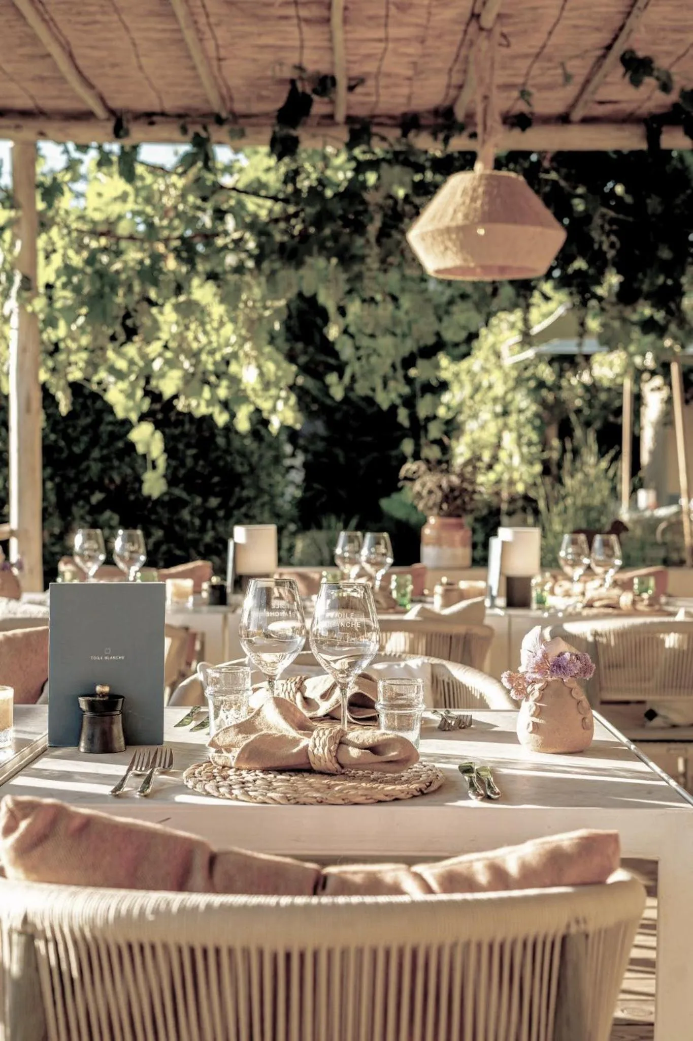 Restaurant/places to eat in Toile Blanche