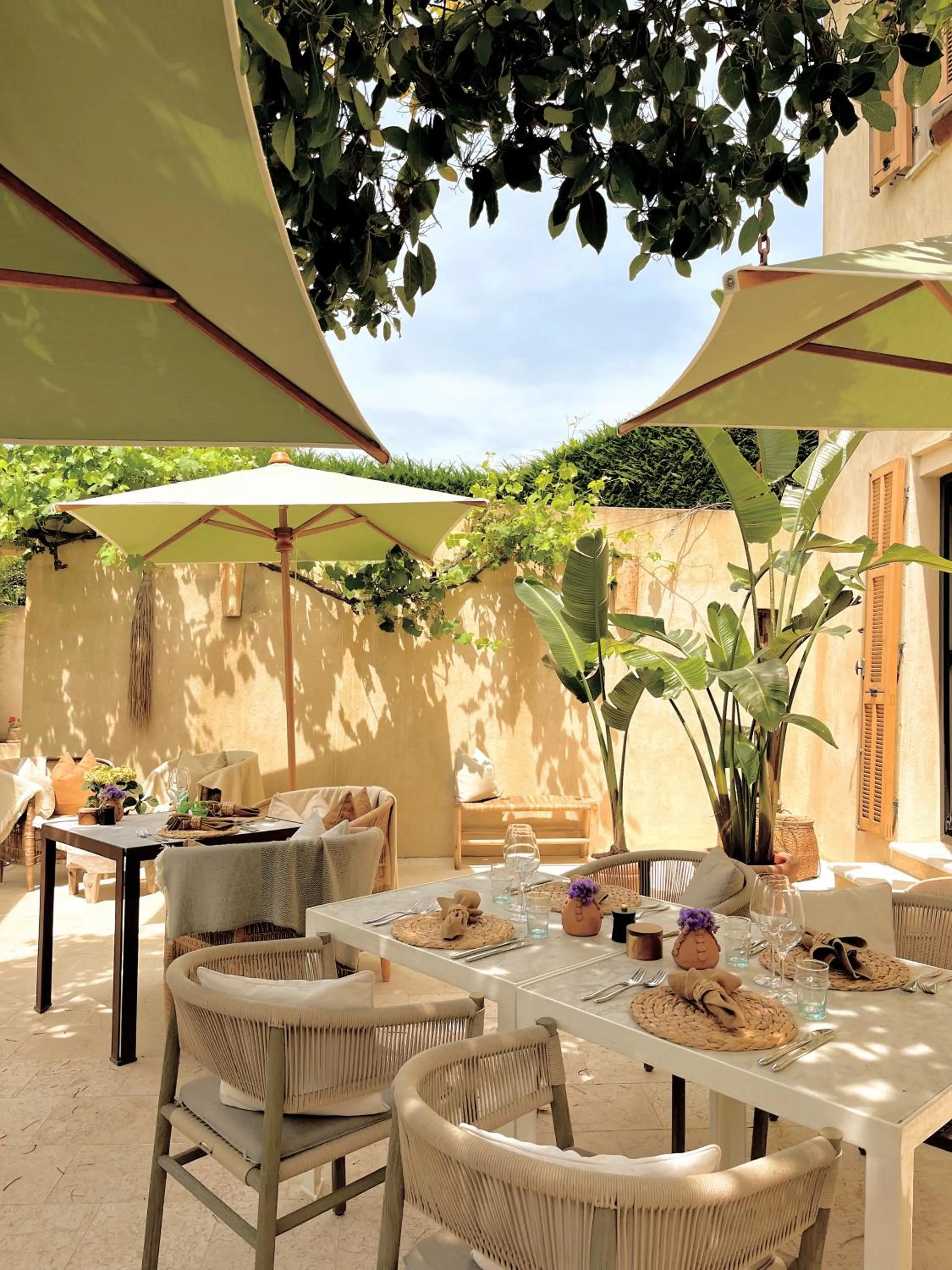 Restaurant/places to eat in Toile Blanche