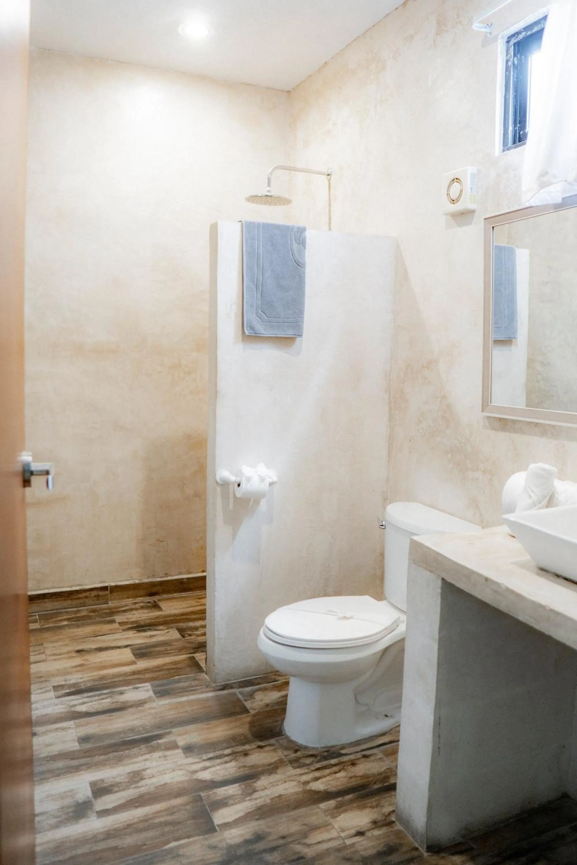 Shower in Bahia Tolok