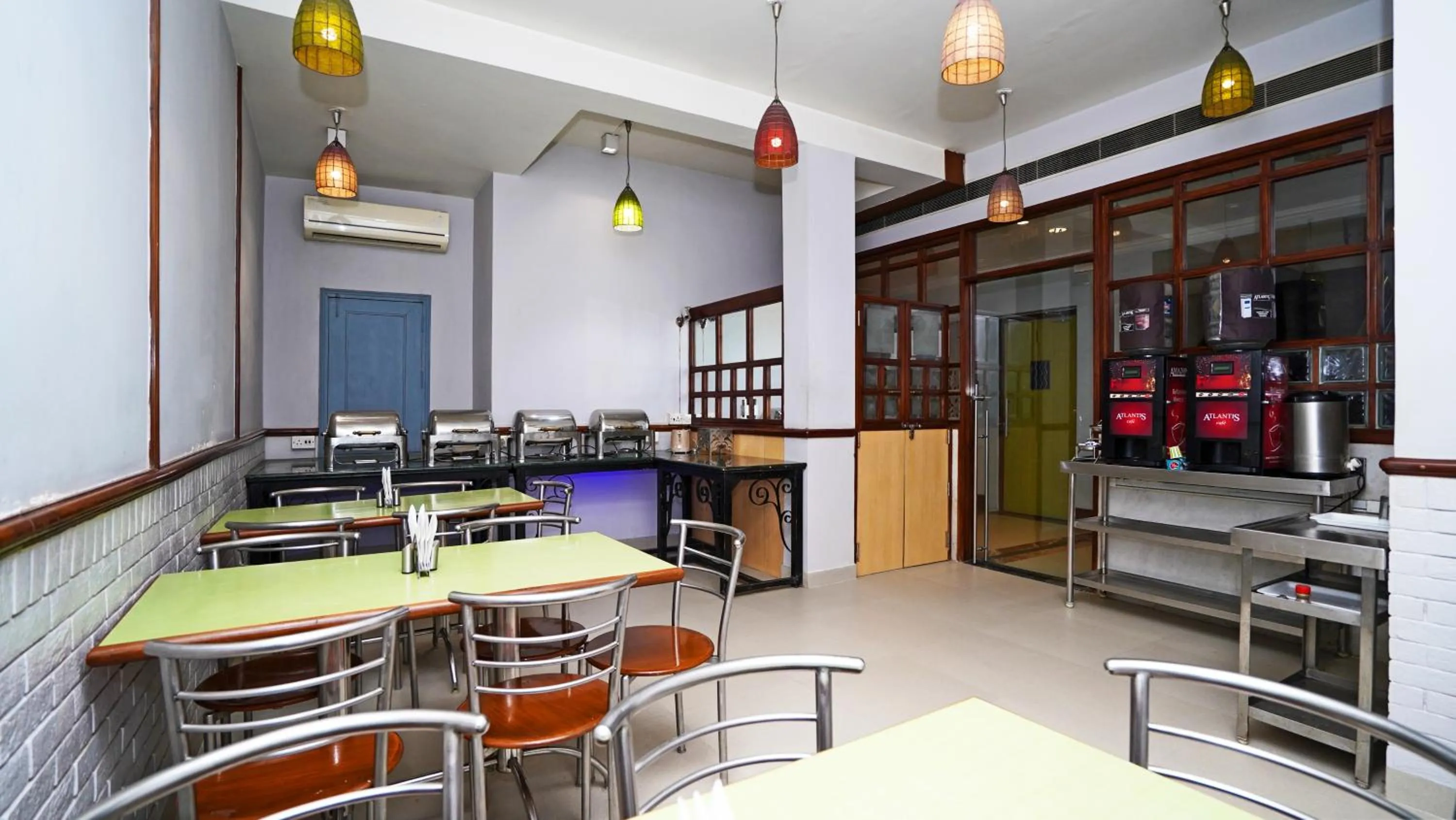 Restaurant/places to eat in Hotel Pooja Palace