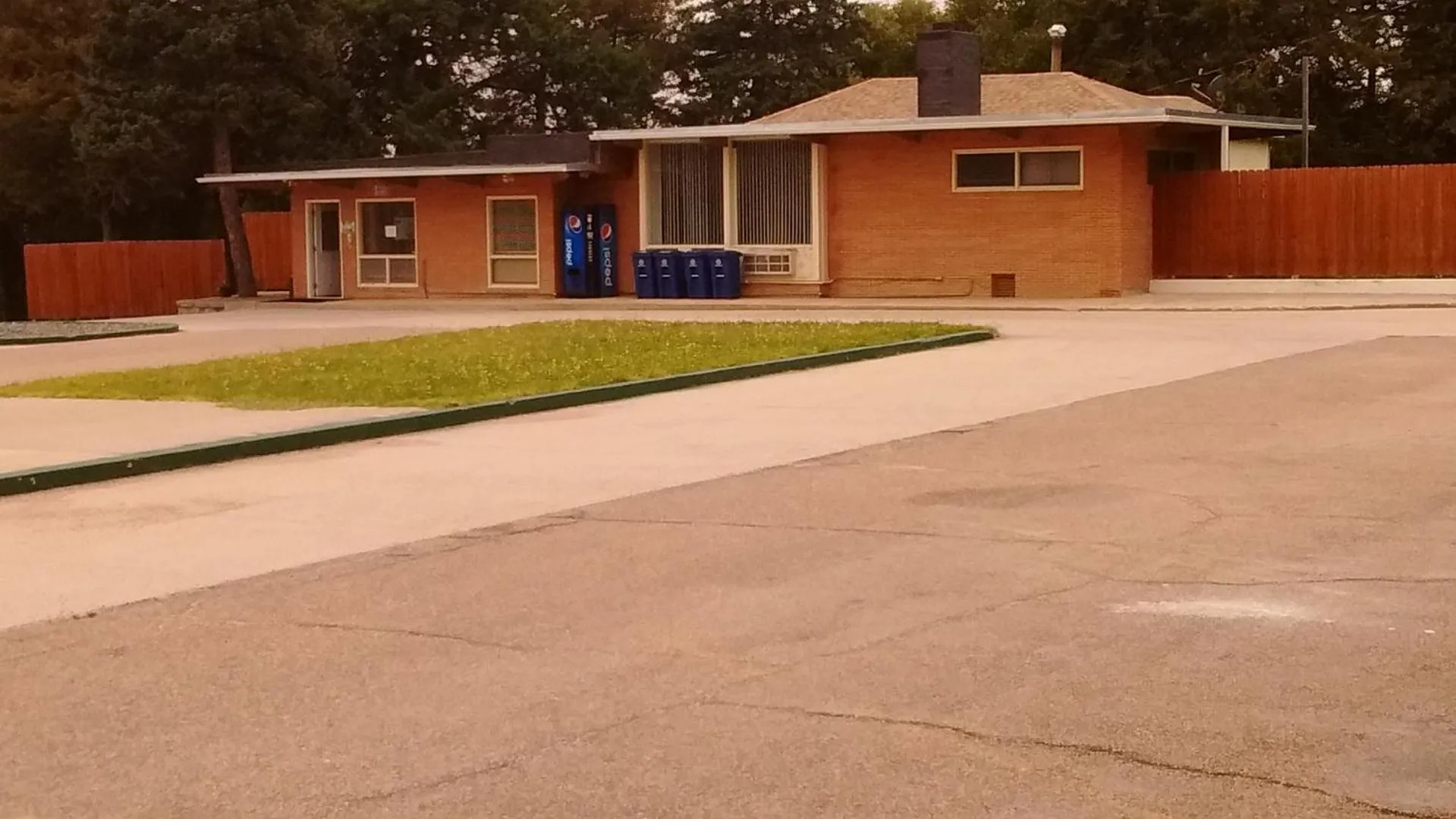 Facade/entrance in Cedar Inn