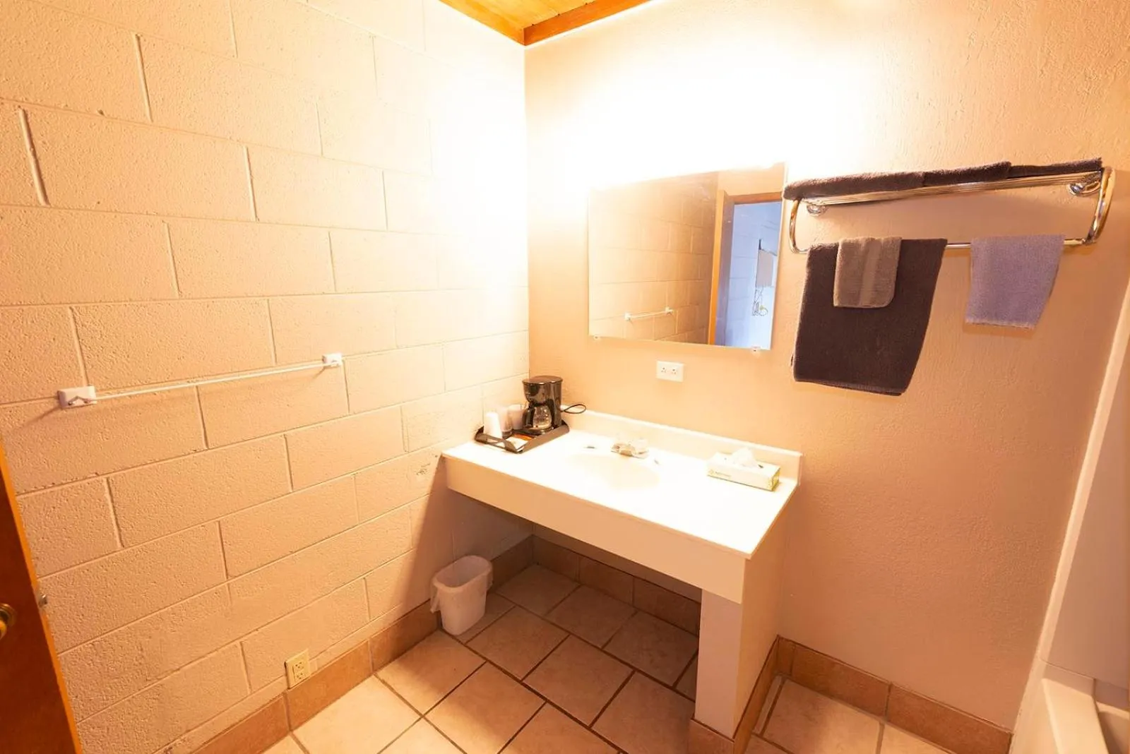 Bathroom in Cedar Inn