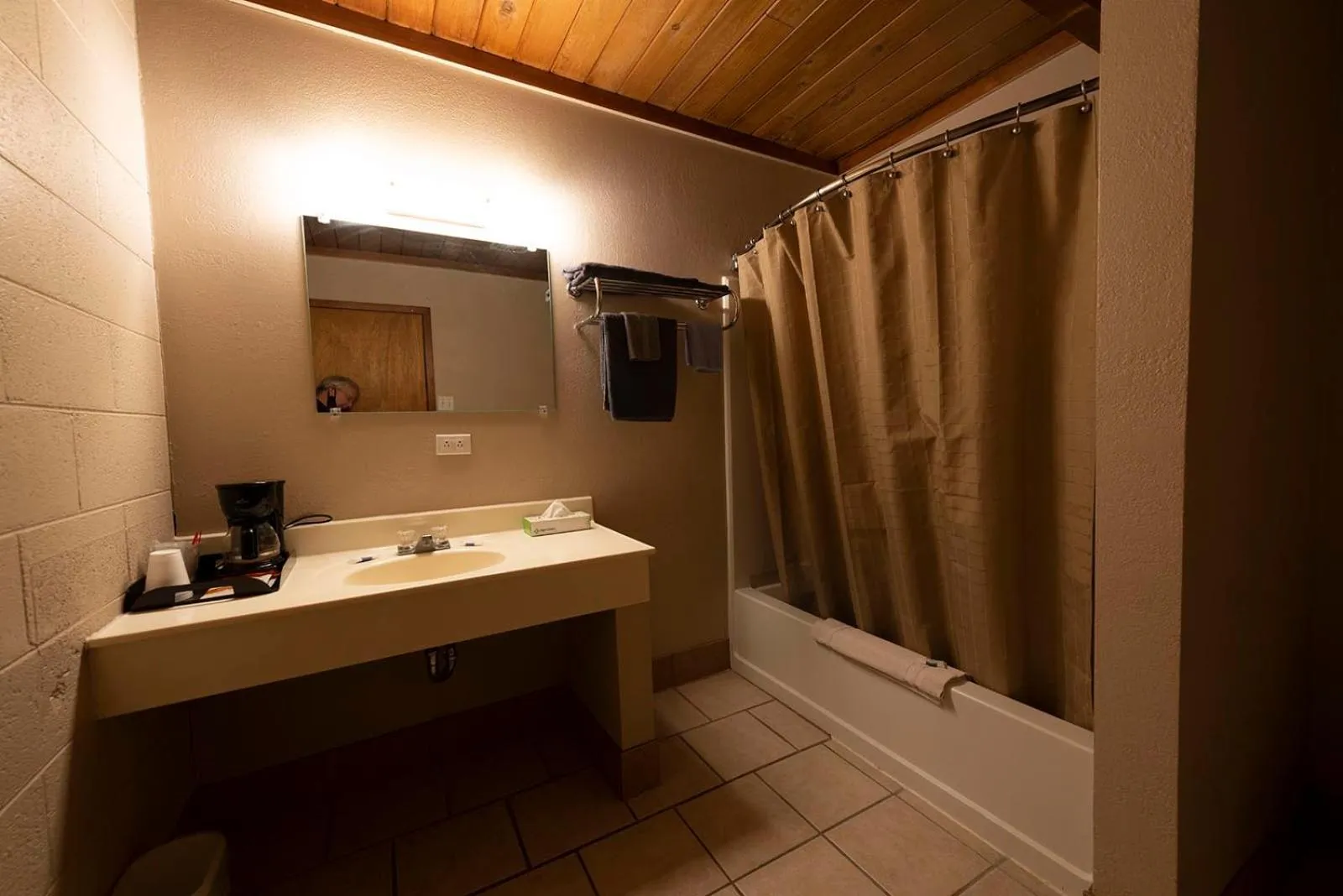 Bathroom in Cedar Inn